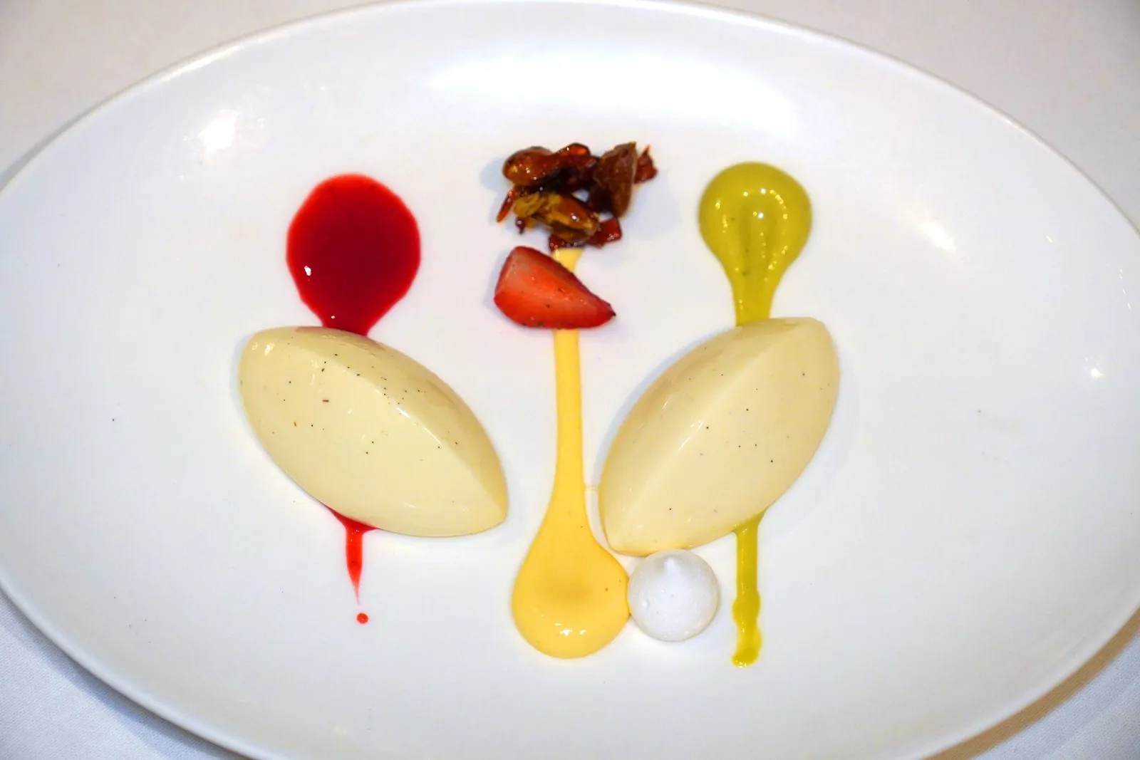 PANNA COTTAWith Gelatoพันนาคอตต้าหอมกลิ่นนมเสิร์ฟมากับเบอร์รี่และไอศกรีมเย็นชื่นใจ