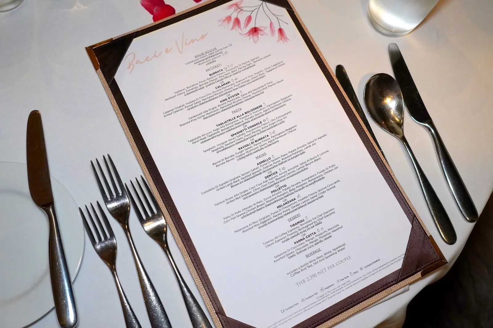 🎗️ บทความในวันนี้เราจะพาเพื่อน ๆ ไปพบกับแพคเกจ Romantic Set สุดคุ้มค่าจาก Hungry Hub นำเสนออาหารมาจำนวนมากถึง 8 จานพร้อมกับไวน์อีก 1 ขวดในราคาเพียง 2,031.50 บาท ราคานี้เป็นราคาสำหรับลูกค้า 2 คนรวมน้ำเปล่า ชาหรือกาแฟเรียบร้อยแล้ว นอกจากนี้ยังมี Lunch Set สำหรับผู้ที่แวะมาช่วงมื้อกลางวันซึ่งมีราคาย่อมเยาลงไปอีก ใครที่สนใจสามารถตามไปจองกันได้ที่: https://hhub.ly/GMY6L