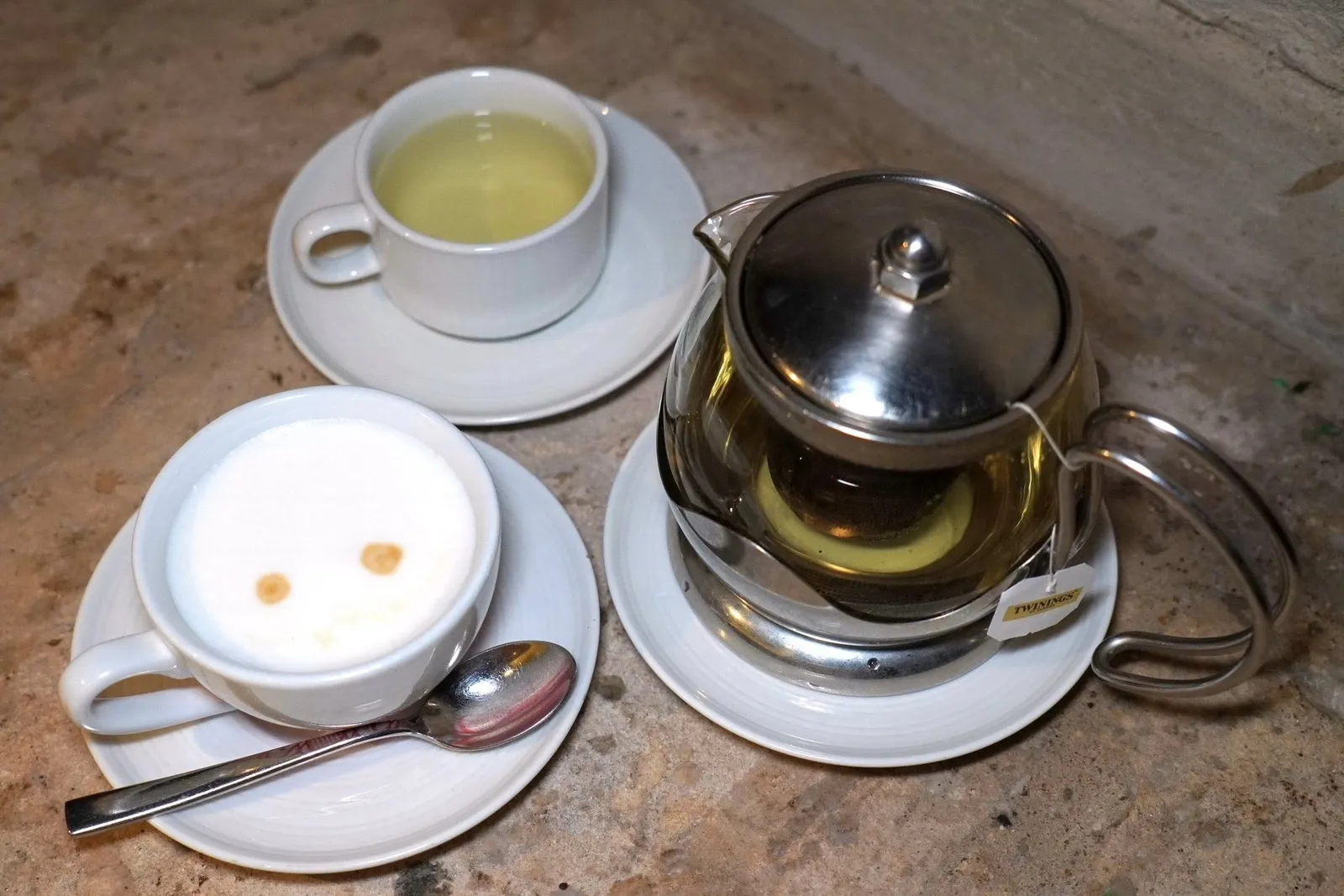 ในเซ็ตได้รวมน้ำเปล่า ชาหรือกาแฟ และไวน์อีก 1 ขวดเอาไว้แล้ว