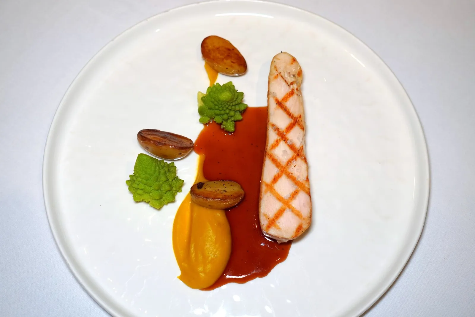 POLETTOCorn Fed Seared Chicken Breast, Roasted Pumpkin, Baby Potatoes, Romanesco, Chicken Jusอกไก่เลี้ยงด้วยข้าวโพดแพนเซียเสิร์ฟมากับเพียวเรฟักทองเผา มันฝรั่ง จากนั้นราดด้วยซอสที่มีเบอร์รี่ผสมอยู่ด้วย