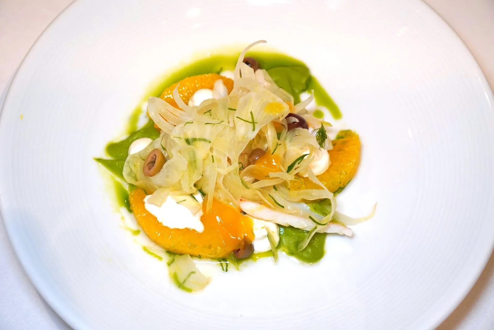 CALAMARIGrilled Calamari, Fennel Salad, Marinated Ricotta Cheese, Fresh Orange, Green Peas, Taggiasca Olivesคอร์สที่ช่วยเรียกความสดชื่นได้ดีคือคาลามารี่หรือหมึกย่างเสิร์ฟมากับสลัดเฟนเนลและชีสรีคอตต้าหมัก นิกจากนี้ยังมีส้มสด ถั่ว และความเค็มจากมะกอกอีก