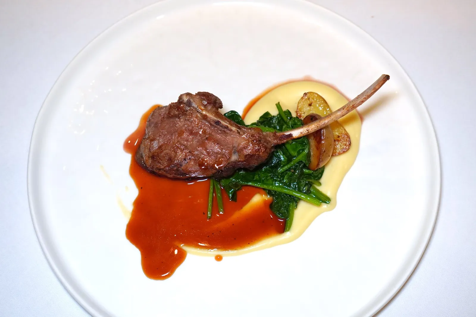 AGNELLOGrilled Lamb Rack, Sautéed Spinach, Caleriac Puree, Roasted Potatoes, Lamb Jusเนื้อซี่โครงแกะย่างเสิร์ฟมากับผักโขม เพียวเรหัวขึ้นฉ่ายฝรั่ง มันฝรั่งเผา และซอสเบอร์รี่