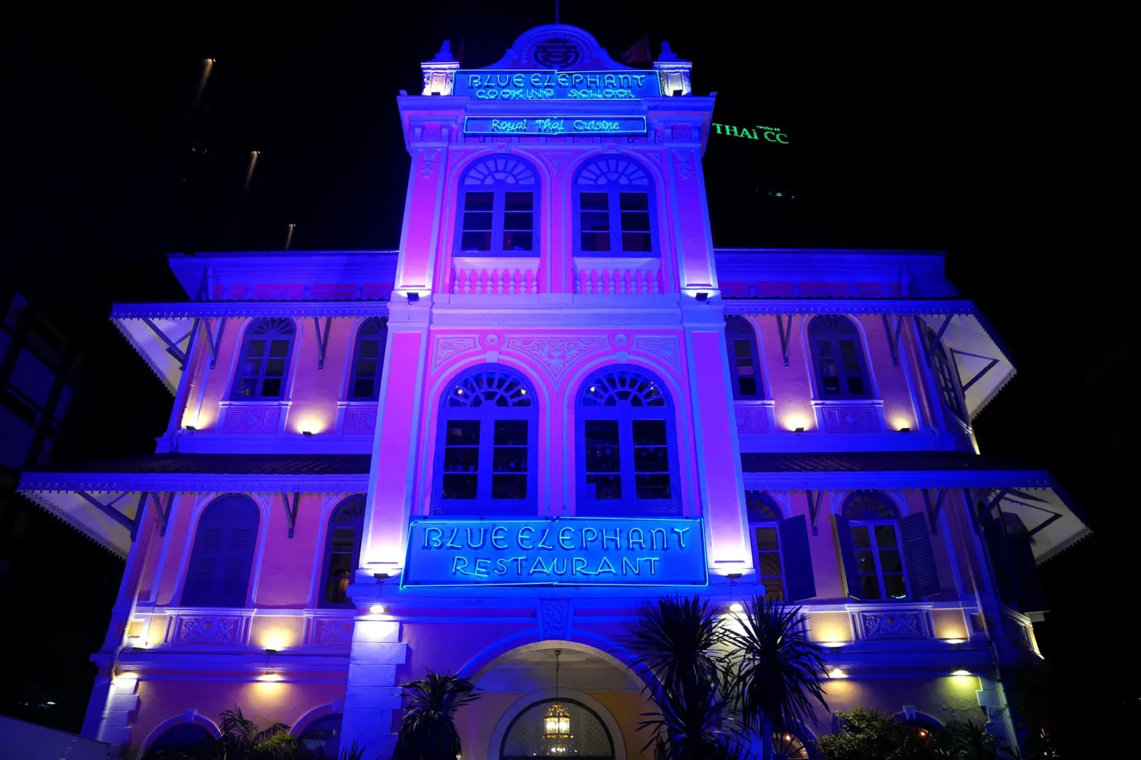 ที่มาของชื่อ Blue Elephant ได้ไอเดียมาจากสามีของเชฟนูรอซึ่งเล็งเห็นว่าช้างเป็นสัตว์ประจำชาติและเป็นสัญลักษณ์ของประเทศไทย ส่วนสีฟ้านั้นได้มาจากแถบสีตรงกลางในในธงชาติไทยจึงนำสองคำมารวมกัน