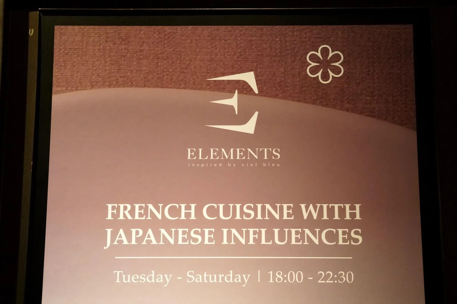 Elements ตั้งอยู่ที่โรงแรม The Okura Prestige Bangkok ในย่านเพลินจิต ลูกค้าต้องกดลิฟท์ขึ้นมาที่ชั้น 24 เเล้วเดินขึ้นชั้นลอยมาที่ชั้น 25 อีกทีหนึ่ง