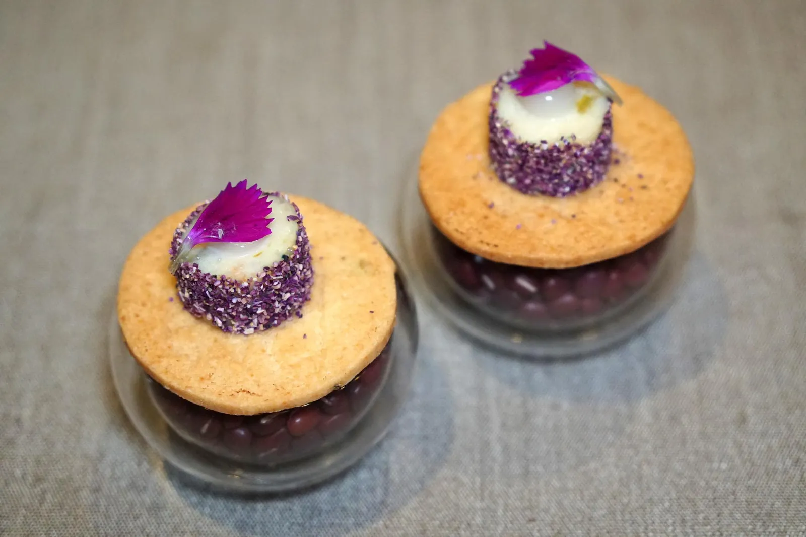 AMUSE-BOUCHE Ebi Maki ถัดมาคือ "เอบิ มากิ" เชฟนำข้าวสวยญี่ปุ่นเเละกุ้งไปพันม้วน สีม่วงด้านนอกเป็นครัมเบิ้ลทำจากกะหล่ำม่วง ด้านล่างเป็น Fennel cracker หรือแผ่นกรอบทำจากเฟลเนล ทานทุดอย่างในคำเดียวเพื่อให้มีทั้งความของกรอบแครกเกอร์และความนุ่มของเนื้อกุ้ง (15/20)