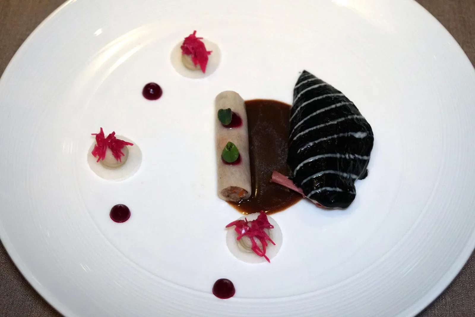 GLAZED PIGEON Miso, Parsnip, Cabbage Pickles สำหรับเมนคอร์สจานเเรกคือ "เกลซ พีเจี้ยน" เนื้อนกพิราบทาด้วยสีดำของ Squid Ink และ Black Garlic จากนั้นเกลซมาอย่างดีจนเนื้อนุ่ม องค์ประกอบตรงกลางคือ Cannelloni โดยเชฟใช้หัวไชเท้าสดมาสไลด์เป็นแผ่นบางๆเเล้วพันเป็นทรงกระบอก ด้านในมีเนื้อนกพิราบตุ๋นจนเปื่อยนุ่มทอปด้านบนด้วย Red Cabbage Purée ตอนเคี้ยวจะได้ความกรอบจากหัวไชเท้าตัดกับความนุ่มของเนื้อนกตุ๋น รอบๆจานคือแผ่นพาสนิปสไลด์มาบางๆทอปด้วย Red Cabbage Pickled ให้รสเปรี้ยวและความกรอบพอตัดรสชาติเเละความนุ่มของเนื้อนก ปิดท้ายด้วยการราดซอสมิโสะเเบบญี่ปุ่นลงไปเป็นพร้อมทาน (14/20)