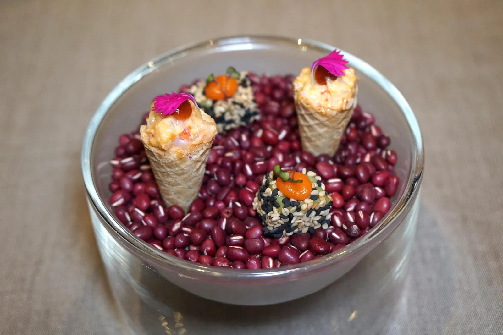 AMUSE-BOUCHE Donburi Cone อมูสบูชอย่างเเรกคือ "ดงบุริโคน" โคนกรอบชิ้นจิ๋วที่ได้รับแรงบันดาลใจมาจากข้าวหน้าปลาญี่ปุ่น ด้านในใส่ Espuma หรือโฟมทำมาจากข้าวญี่ปุ่น ด้านบนมีเนื้อปลาไหลและกุ้งลายเสือ ทานเเล้วจะได้กลิ่นหอมของเนื้อปลาเเละเนื้อสัมผัสที่หลากหลาย (15/20) Edamame Mochi ข้างกันคือ "อิดามาเมะ โมจิ" ขนมโมจิสีเขียวทำมาจากถั่วเเระญี่ปุ่นให้รสหวานมากที่สุดในบรรดาอมูสบูชทั้งสี่อย่าง ด้านนอกเคลือบด้วยงาขาวและงาดำ พนักงานเเนะนำให้ทานเป็นอย่างสุดท้ายก่อนเข้าสู่อาหารจานหลัก (14/20)