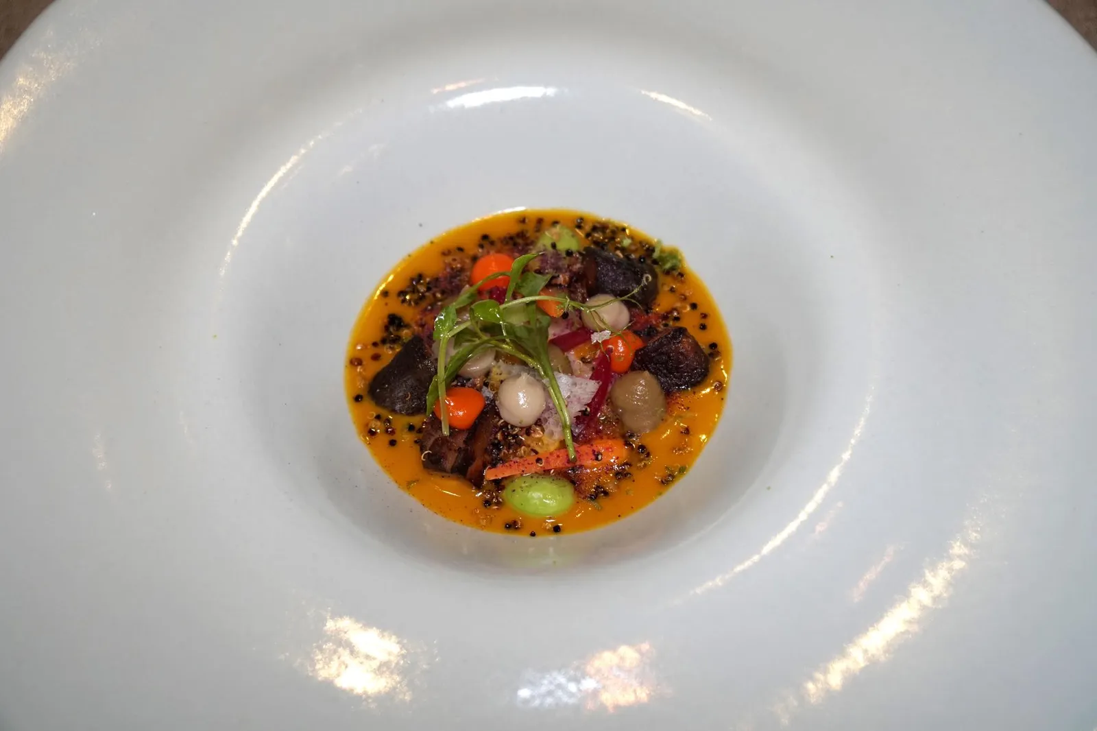 YASAI Shitake, Quinoa Puff คอร์สถัดมาคือ "ยาไซ" ที่แปลตรงตัวว่าผัก จานนี้เเบ่งองค์ประกอบออกเป็น 3 ส่วนเริ่มจากด้านล่างเป็นเจลลี่ที่ทำมาจากคอนซอมเม่ผัก เลเยอร์ตรงกลางเป็นซุปแครอทสีส้ม ส่วนชั้นบนสุดเป็นผักตามฤดูกาล มีทั้งบีทรูท รากบัว เอดามาเมะหรือถั่วเเระญี่ปุ่น เห็ดหอม โรยผงกะหล่ำม่วงเเละควินัวลงไปเป็นอันเสร็จ จานนี้จานเดียวมีทั้งรสชาติเเละเนื้อสัมผัสที่ซับซ้อน หลากหลาย มีทั้งรสเค็ม รสเปรี้ยว รสหวาน มีกลิ่น earthy เบาๆ ผักทุกอย่างมีจุดเด่นแตกต่างกันออกไปเเต่ไม่ขัดกัน ควินัวและผักกรอบในจุดที่ต่างกันจนเกิดมิติทางเนื้อสัมผัส ถือเป็นจานที่ดีที่สุดในค่ำคืนนี้เลยทีเดียว (17/20)