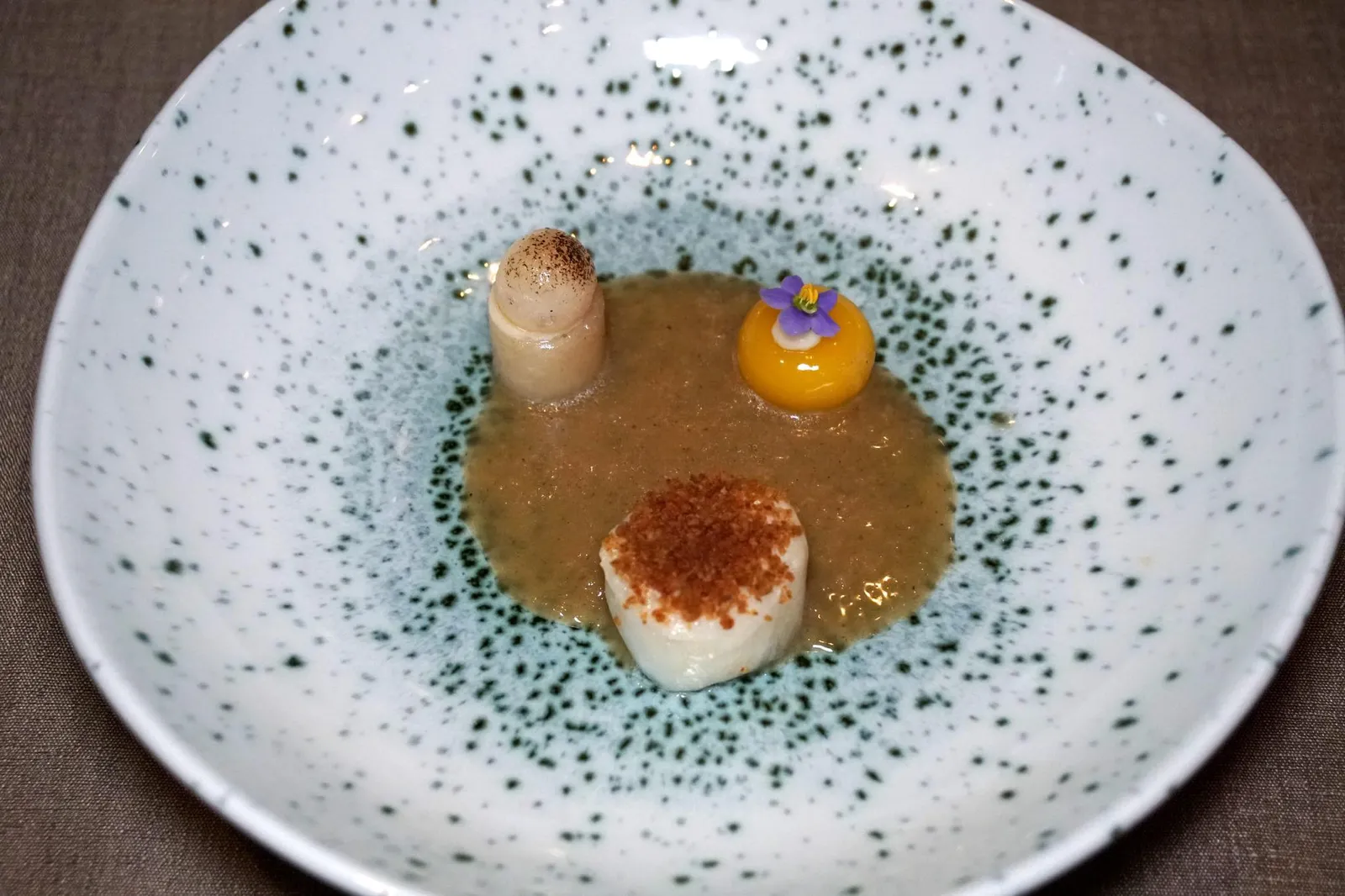 MERO Kobu, Dai dai ก่อนเข้าสู่เมนคอร์สทางร้านจะนำเสิร์ฟ "เมโระ" ปลาเนื้อขาวจากทะเลแถบฮอกไกโดทอปด้วยครัมเบิ้ลปลาแห้งญี่ปุ่นจับคู่กับ Japanese Daikon หลากหลายรูปแบบ เริ่มจากองค์ประกอบด้านบนซ้ายของจานคือ Confit Daikon ฝั่งบนขวาคือ Daikon Chutney ที่มีส่วนผสมของส้มยูซูให้รสหวานอมเปรี้ยวนิดๆ ก่อนทานเชฟจะราดซอสสีส้มที่มีองค์ประกอบของ Mero Jus และ Japanese Daikon ลงไปตรงกลาง ทานแต่ละองค์ประกอบสลับกันไปมาเพื่อให้ได้เนื้อสัมผัสที่หลากหลาย (13/20)