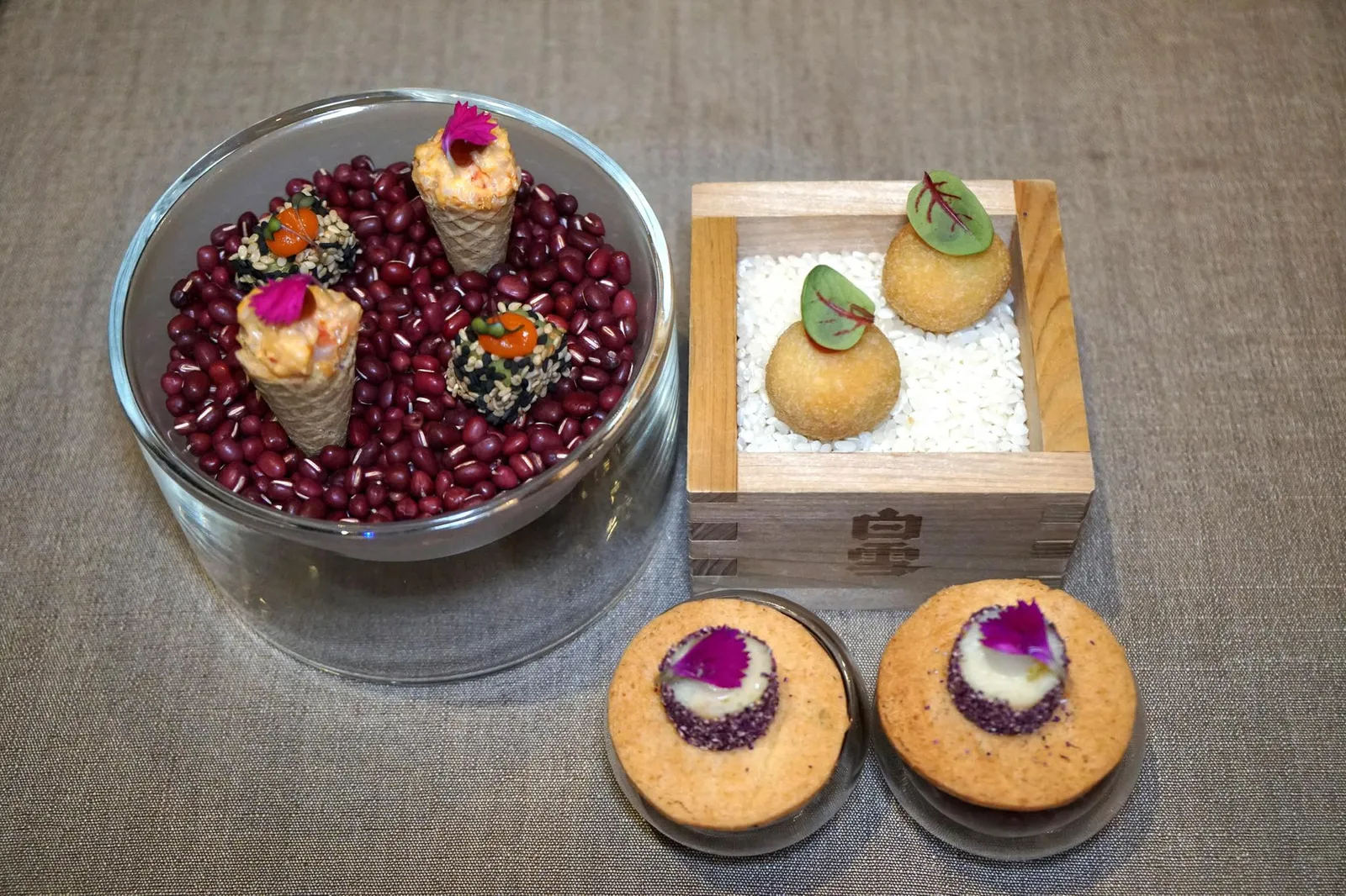 AMUSE-BOUCHE Donburi Cone Edamame Mochi Ebi Maki Osaka Croquette, Togarashi เริ่มต้นมื้ออาหารด้วยอมูสบูช 4 อย่างนำเสิร์ฟมาพร้อมกัน