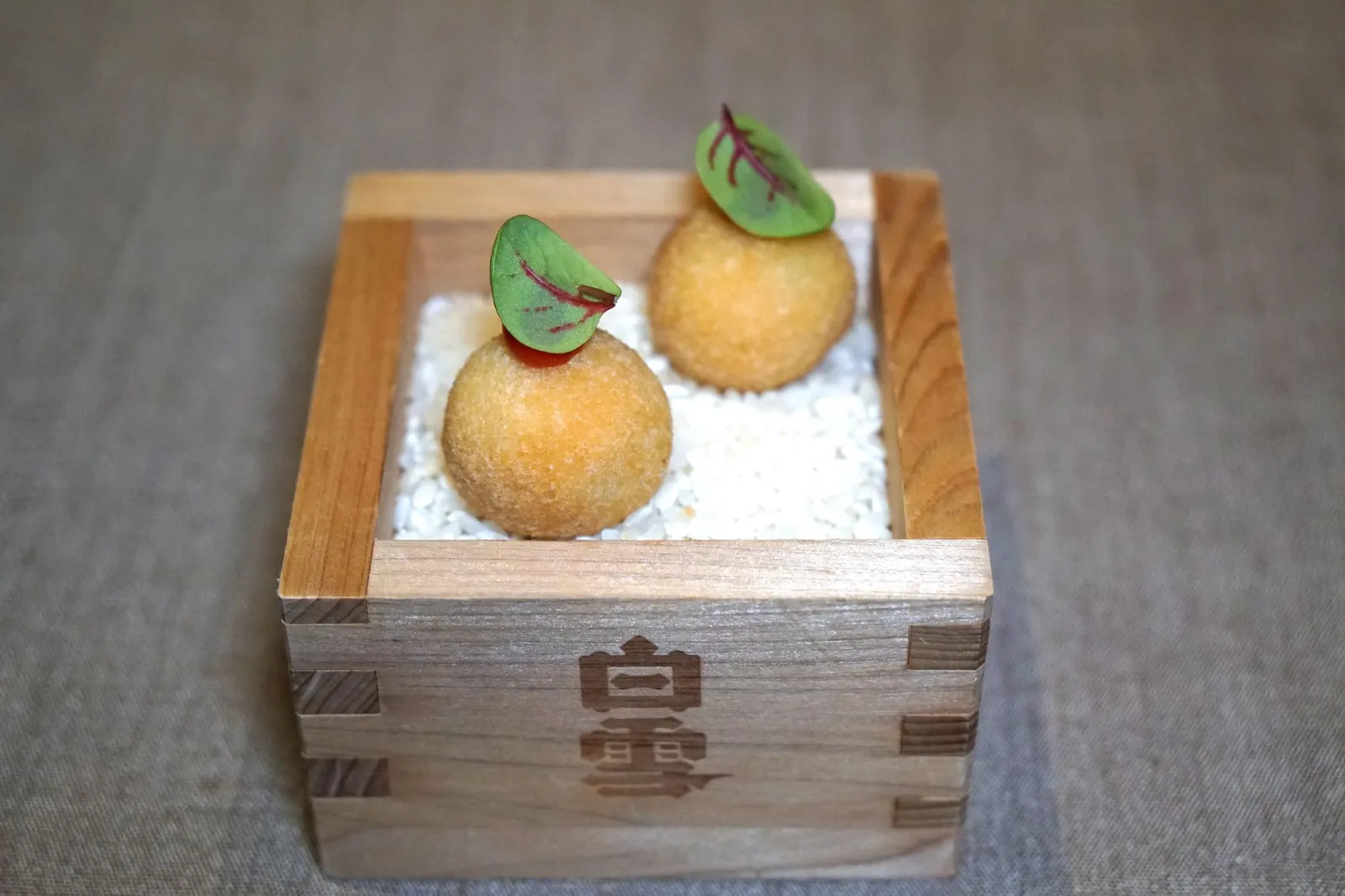 AMUSE-BOUCHE Osaka Croquette, Togarashi อย่างที่สามคือ "โอซาก้าโครเก็ต" โครเกตผิวบาง สอดไส้ชีส 3 ชนิดคือ Parmesan, Cheddar และ Cream cheese เนื้อชีสนุ่ม หอมขึ้นจมูก อร่อยมากๆ (15/20)