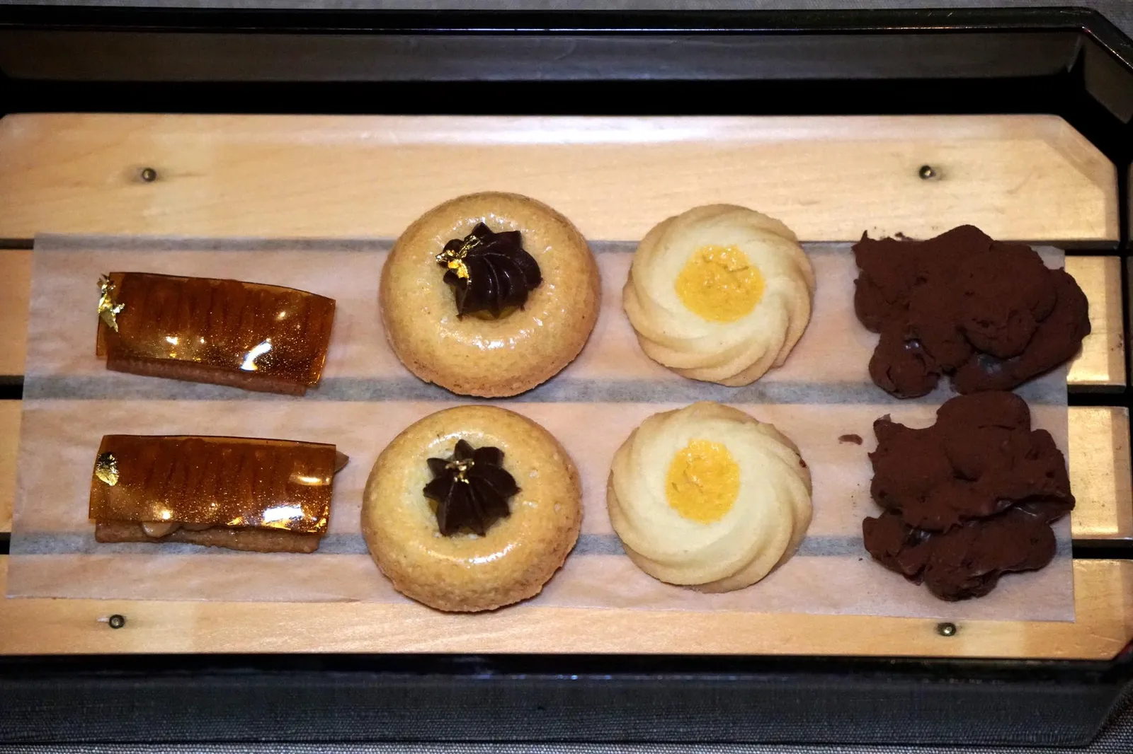 PETIT FOURS ปิดท้ายมื้ออาหารด้วยเปอตี โฟว์ 4 อย่างคือ Coffee cream with coffee jelly ถัดมาคือ Almond biscuit ชิ้นที่สามคือ Tsubaki cookie และสุดท้ายคือ Japanese black tea with chocolate ปิดท้ายมื้ออาหารได้อย่างสมบูรณ์ (14/20)