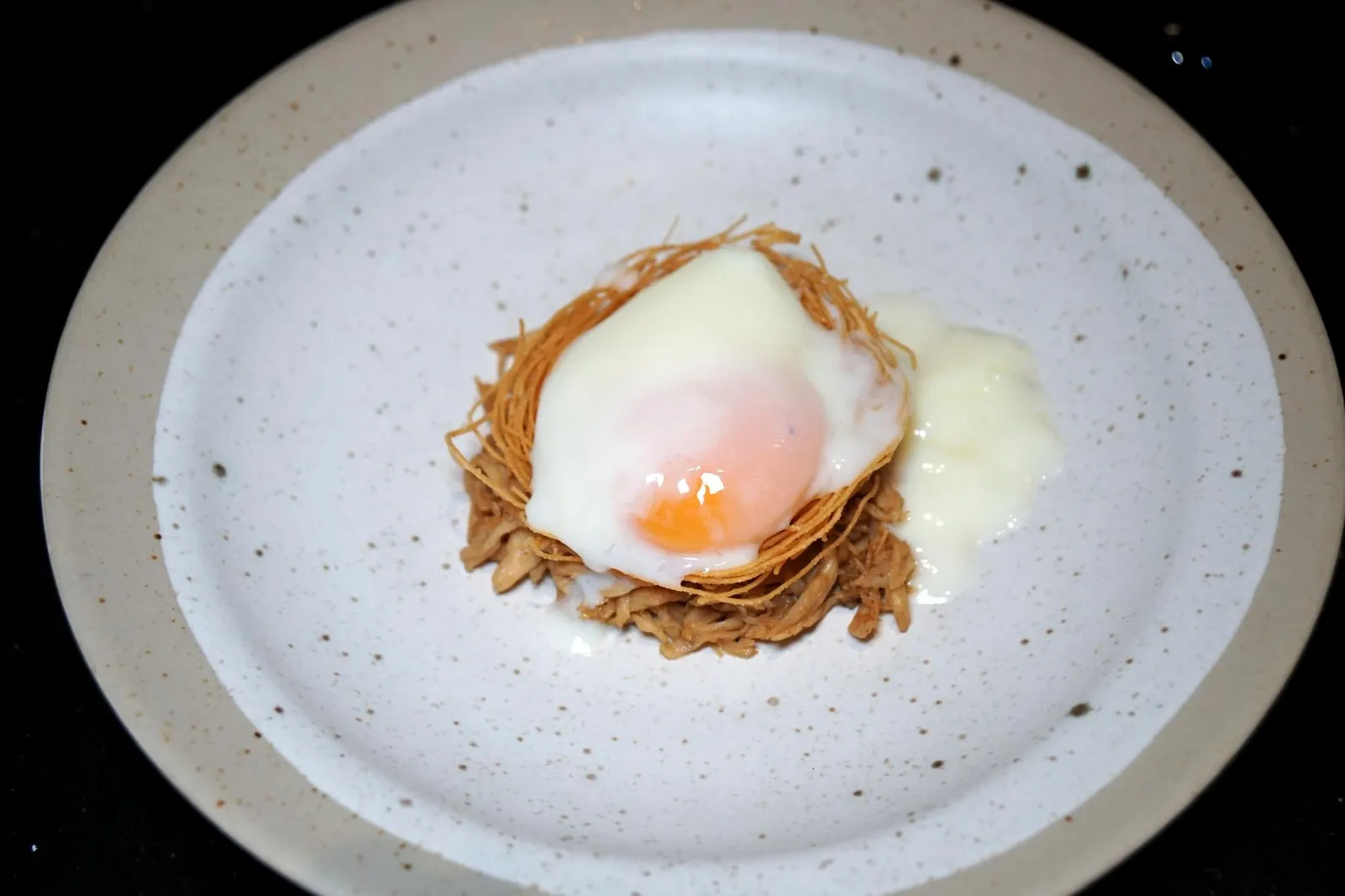 NEST Chicken w/ Organic Onzen Egg, Crispy Rice Vermicelli & Truffle Sense ไข่ไก่ออนเซ็นทำออกมาได้ดีมากๆ นุ่ม ไม่เละ เเต่ไม่สุกจนเกินไป เส้นหมี่ข้าวสวยทอดมาได้กรอบพอดีช่วยเพิ่มเนื้อสัมผัสให้กับจาน อกไก่ด้านล่างนุ่ม หอมกลิ่นน้ำมันเห็ดทรัฟเฟิลพอประมาณ แม้กาลเวลาจะผ่านไปนานหลายปีจน NEST ในคอร์สนี้อาจไม่ใช่จานที่รสชาติดีที่สุดในมื้อ แต่ภาพจำของรังนกยังคงความเป็น Symbolic และเเสดงถึงตัวตนของร้าน Cuisine de Garden ได้อย่างดีไม่มีเปลี่ยนแปลง (13/20)