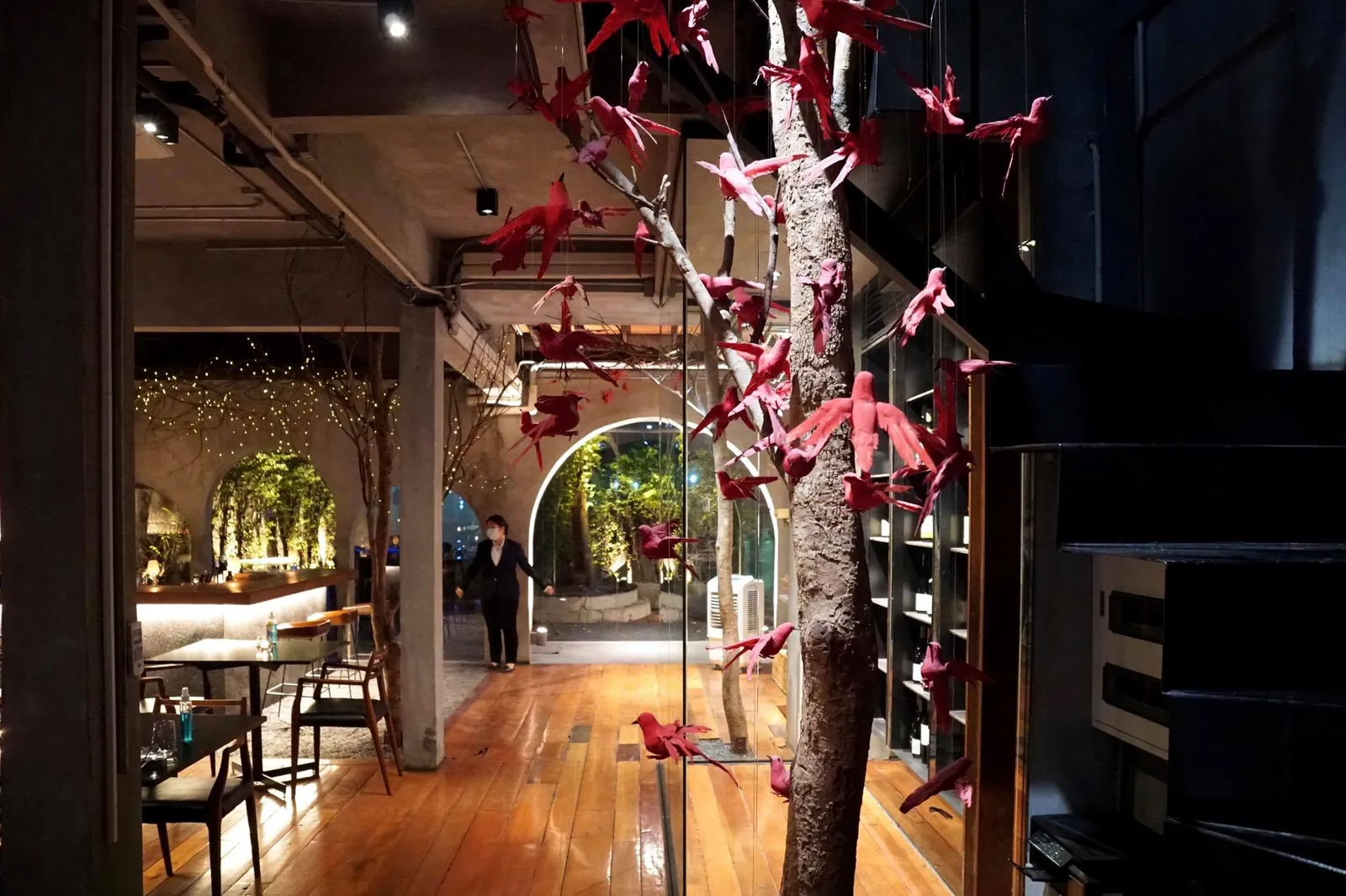 ภายในร้านออกแบบโดยหนึ่งในหุ้นส่วนของร้าน คุณม่อน สรกิจ กิจเจริญโรจน์ ด้วยความที่มีอาชีพเป็นสถาปนิกอยู่เดิมทำให้การออกแบบร้านสาขากรุงเทพเป็นไปอย่างราบรื่นสังเกตได้จากการเลือกใช้พื้นไม้ตัดกันกับเฟอร์นิเจอร์ทั้งโต๊ะเเละเก้าอี้สีดำ