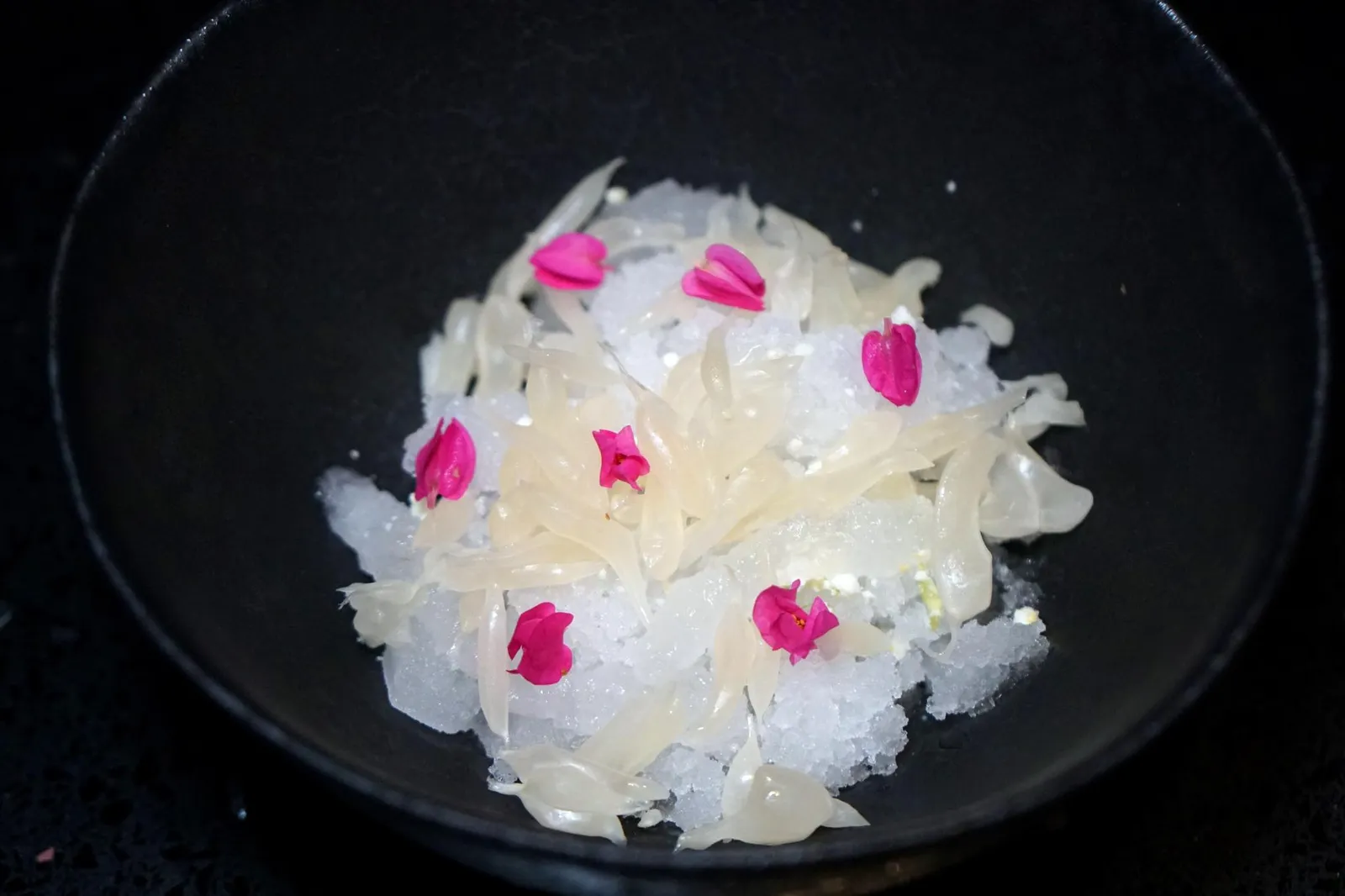 GRANITA Somza Granita w/ Fetta Cheese & Pomelo คั่นกลางก่อนเข้าสู่อาหารหวานด้วย Pre-dessert อย่าง “กรานิต้าส้มซ่า” รสชาติเปรี้ยว ด้านบนโรยด้วยเฟต้าชีสเเละส้มโอให้รสชาติหวานตัดกับความเปรี้ยวของกรานิต้า ดอกไม้ทานได้ด้านบนคือดอกเล็บมือนางช่วยตกเเต่งจานให้ดูมีสีสันน่าทานมากยิ่งขึ้น (14/20)