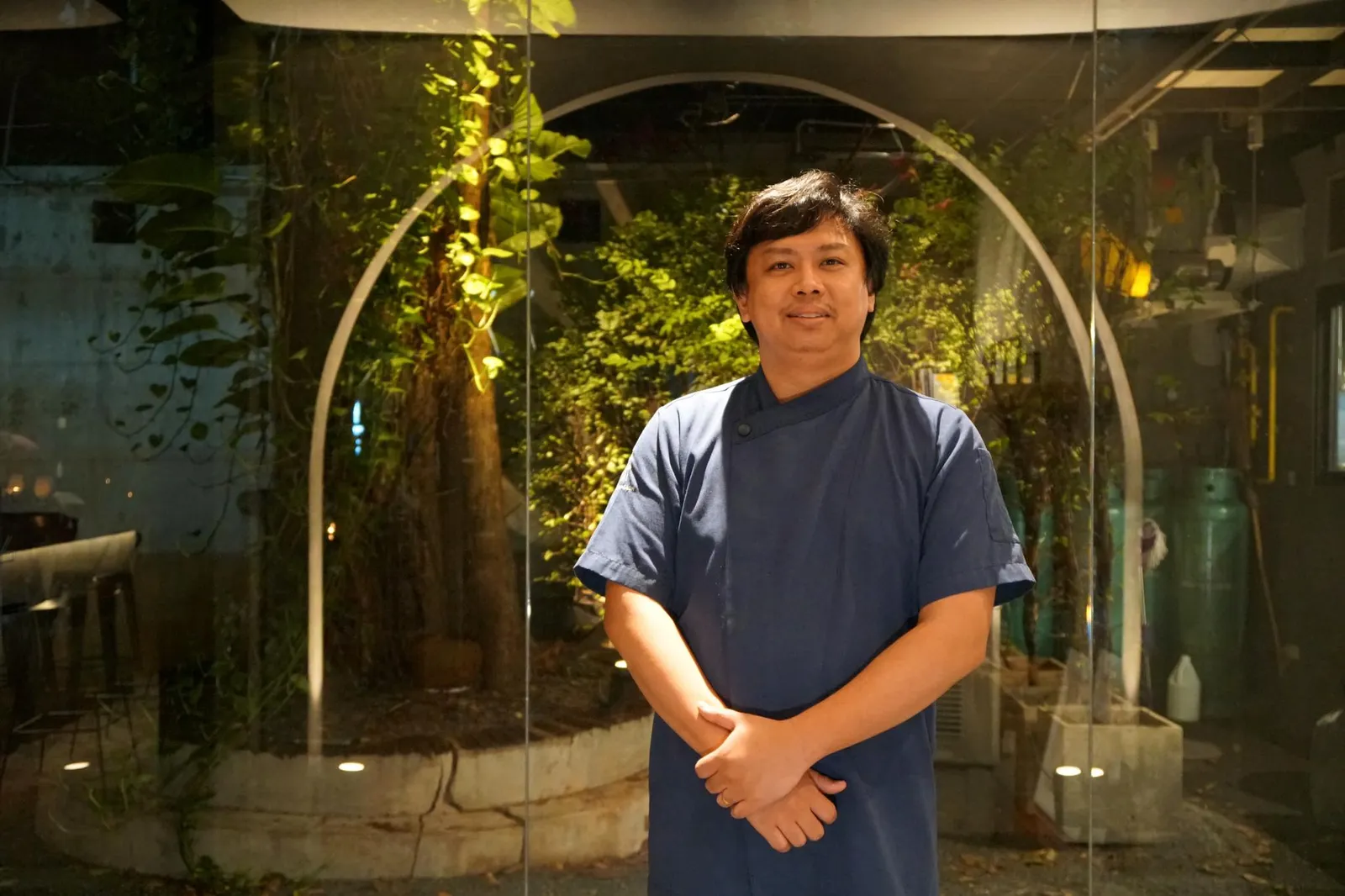 เชฟแนน ลีลาวัฒน์ มั่นคงติพันธ์ แต่เดิมเป็น Self-taught chef มากพรสวรรค์ที่ประสบความสำเร็จจากการศึกษาเทคนิคการทำอาหารด้วยตัวเอง ทั้งยังเคยผ่านเวทีการแข่งขันทำอาหารระดับประเทศในรายการ Iron chef Thailand มาเเล้ว