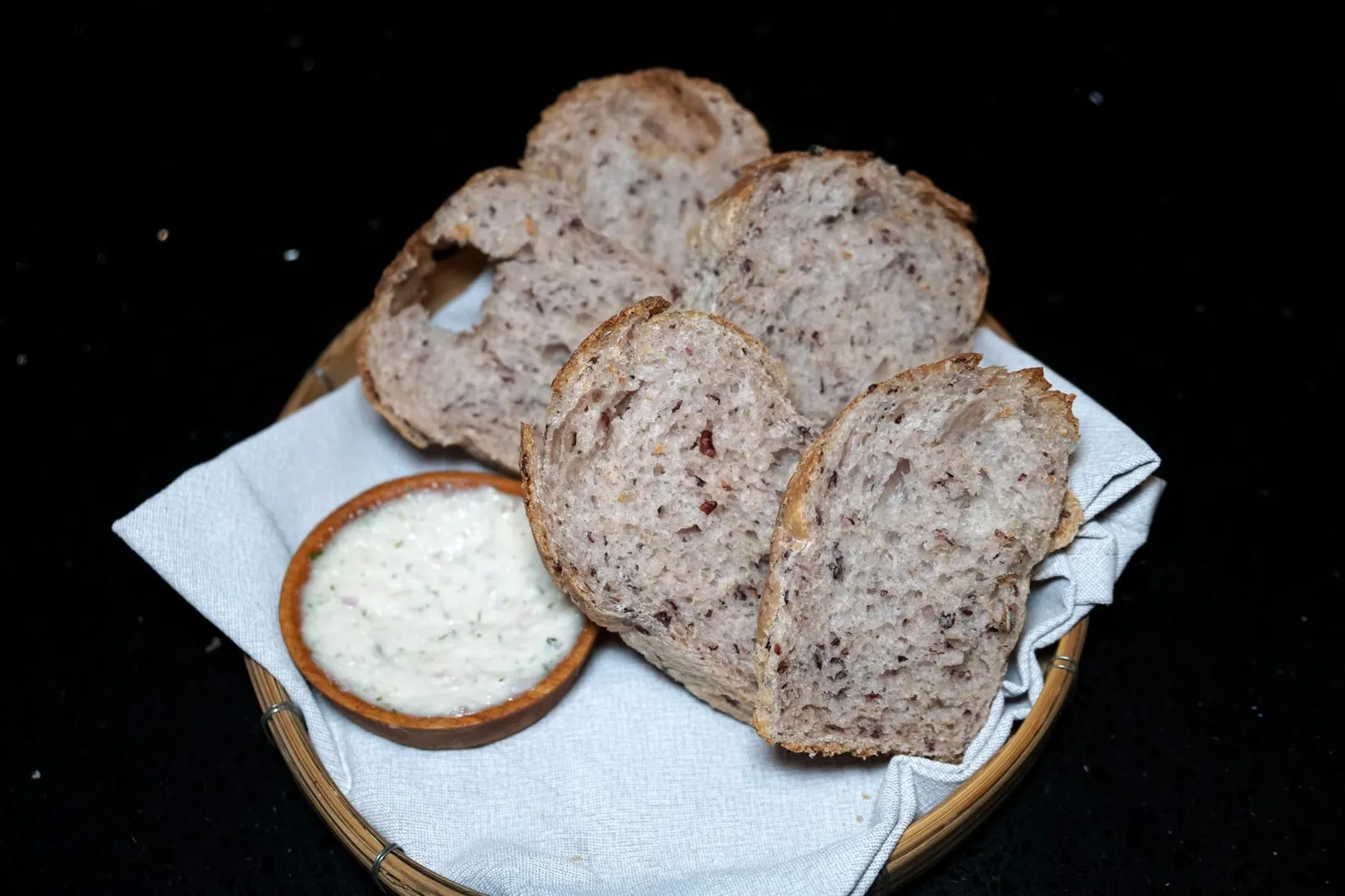 BREAD Fish Rillettes ทางร้านนำเสิร์ฟ “ขนมปัง” ข้าวหอมมะลินิลจากจังหวัดชัยนาทให้ทานระหว่างมื้อ ข้างกันคือ Fish Rillettes รสชาติหอมมันสำหรับทาบางๆบนขนมปัง