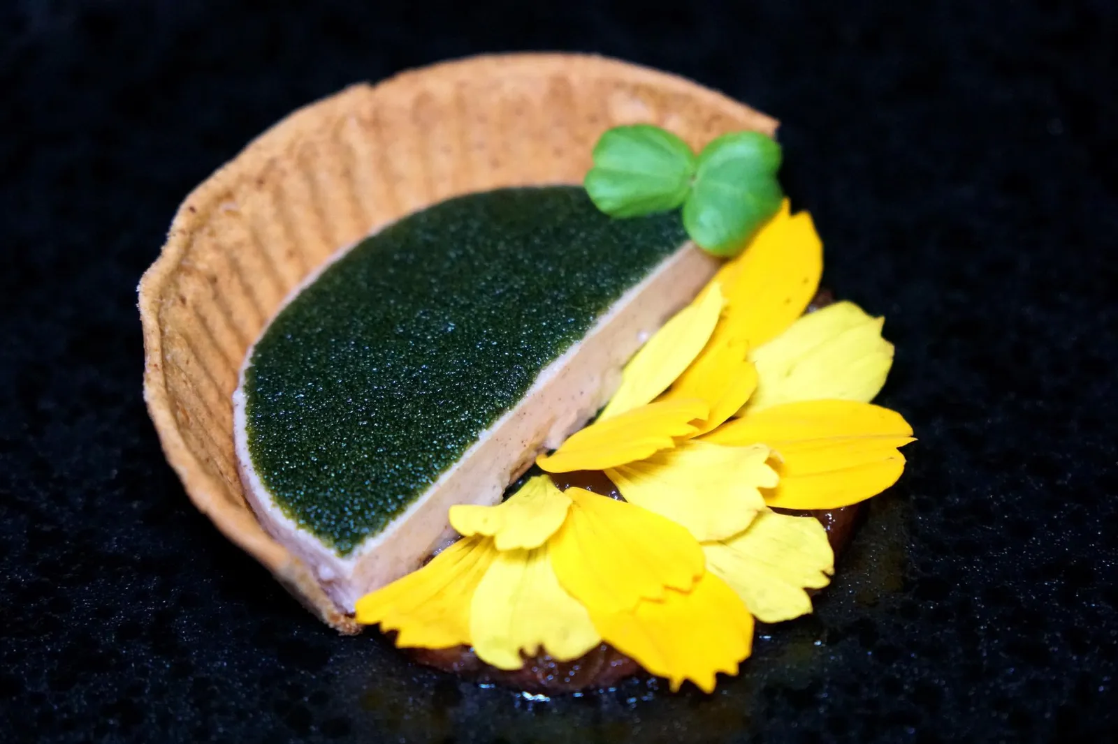 KOJI TARTINE Fermented Fish Mousse w/ Koji Tartine, Watermeal & Manaoho Chutney ด้านในเป็นมูสเนื้อเนียนละมุนทำมาจากปลาส้ม องค์ประกอบสีเขียวด้านบนคือไข่ผำ สาหร่ายน้ำจืดชนิดหนึ่งที่พบได้จากแหล่งน้ำสะอาดเท่านั้น ฝั่งขวาขอบอกเลยว่าเป็นทีเด็ดของจานเพราะเชฟใช้ดอกดาวกระจายทานได้วางมาบนชัทนีย์สีส้มทำมาจากมะม่วงหาวมะนาวโห่มีรสเปรี้ยวหวาน จัดว่าเป็นจานที่บาลานซ์รสชาติออกมาได้อย่างลงตัว ทั้งยังใช้เทคนิคของฝั่งตะวันตกผสมผสานวัตถุดิบของไทยและญี่ปุ่นออกมาได้อย่างน่าทึ่ง (14/20)