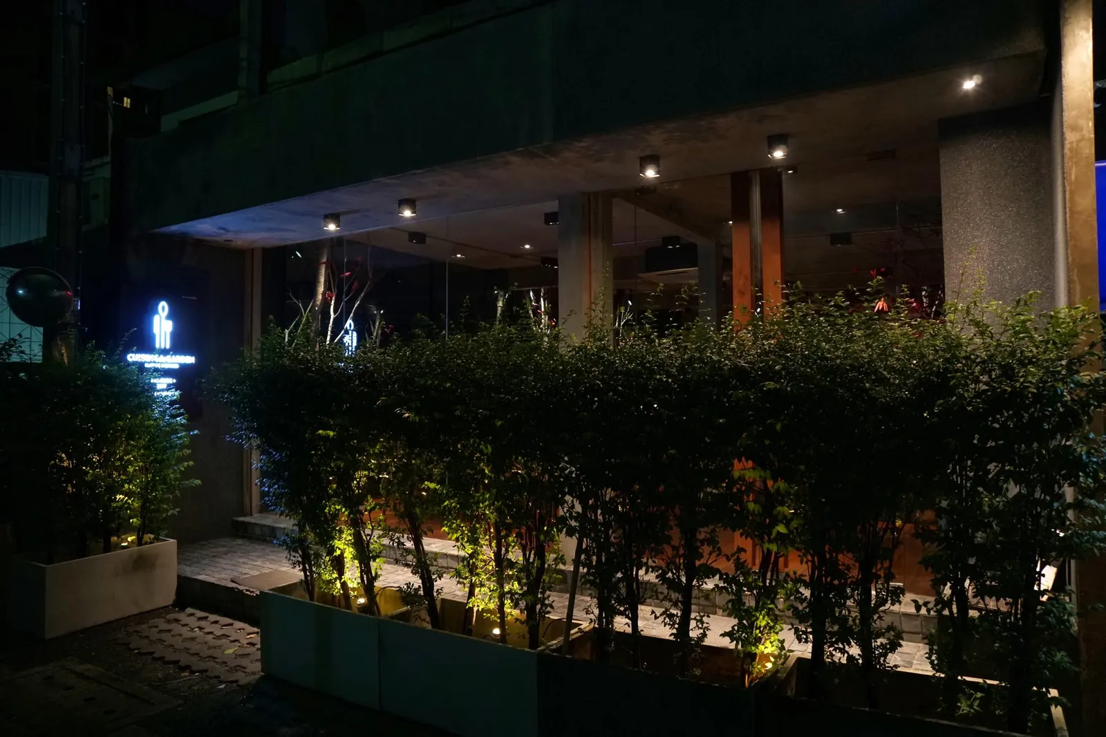 จุดเด่นของอาหารที่ Cuisine de Garden คือรูปแบบการนำเสนอที่มีเอกลักษณ์เฉพาะตัวสูงมากๆชนิดที่ว่าบางจานดูเเล้วก็รู้ได้เลยว่ามี Signature ของเชฟปนมาด้วย รสชาติอาหารโดยรวมอยู่ในเกณฑ์ดีกว่ามาตรฐาน ทั้งยังผสมผสานเทคนิคแบบตะวันตกกับวัตถุดิบไทยๆได้อย่างลงตัว ราคาที่ตั้งไว้ถือว่าคุ้มค่าเทียบกับอาหารจำนวน 10 คอร์ส ถือเป็นร้านอาหารที่เหมาะมากๆสำหรับการพาเเฟนหรือคนรักมาเดทในค่ำคืนสุดวิเศษ
