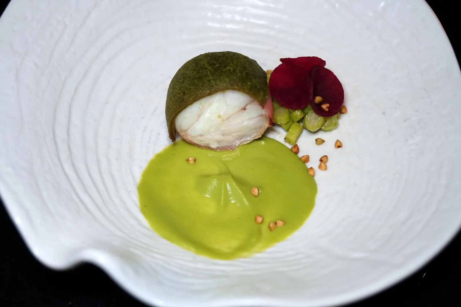 GROUPER Grouper Roulade w/ Nama Ham, Asparagus & Pickled Beetroot จานปลาวันนี้เชฟนำเสนอ “ปลาเก๋า” ที่ม้วนพันกับนามะเเฮมเป็น Roulade จากนั้นจึงนำไปซูวีจนเนื้อปลาสุก นุ่มละมุน ตัดเนื้อสัมผัสความกรอบด้วยครัสด้านบนทำมาจากขนมปังเเละผักชี ซอสสีเขียวด้านหน้าคือพูเรถั่วลันเตาให้รสชาติหวานเบาๆ ฝั่งขวามือคือหน่อไม้ฝรั่งที่นำไปผัดกับดาชิปลาช่อนไทย, สาเก และมิริน ทอปด้านบนด้วยบีทรูทดองรสเปรี้ยวนิดๆเพื่อดึงความหวานจากพูเรเเละเนื้อปลาให้เด่นชัดมากยิ่งขึ้น ก่อนเสิร์ฟเชฟจะโรยบัควีทลงไปเพื่อเพิ่มความกรอบให้กับจาน (13/20)