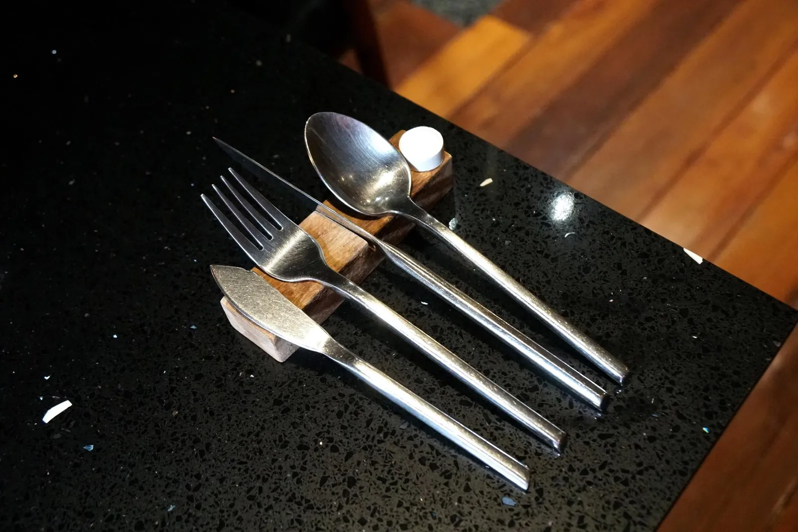ทางร้านนำเสนออาหารในรูปแบบ 10 Course Tasting Menu และตั้งราคาเอาไว้ที่ 1,950 บาท++ ต่อคนซึ่งจะหมุนเวียนเปลี่ยนกันไปตามฤดูกาล
