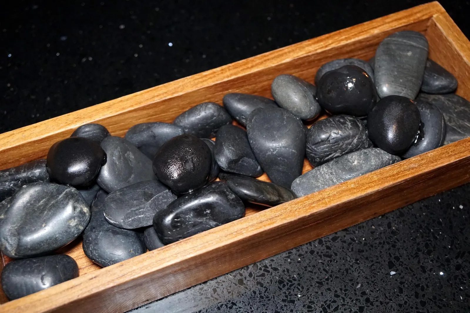 STONE House Made Chocolate w/ Seasonal Fruits Filled สุดท้ายคือขนมที่เทียบเคียงได้กับ Petit Four ของทางร้านเป็น “ก้อนหิน” เชฟตั้งใจให้เราเลือกทานให้ถูกชิ้น ด้านในมีไส้สับปะรดพริกเกลือและมะขาม ปิดท้ายอาหารมื้อนี้ได้อย่างสมบูรณ์ (13/20)