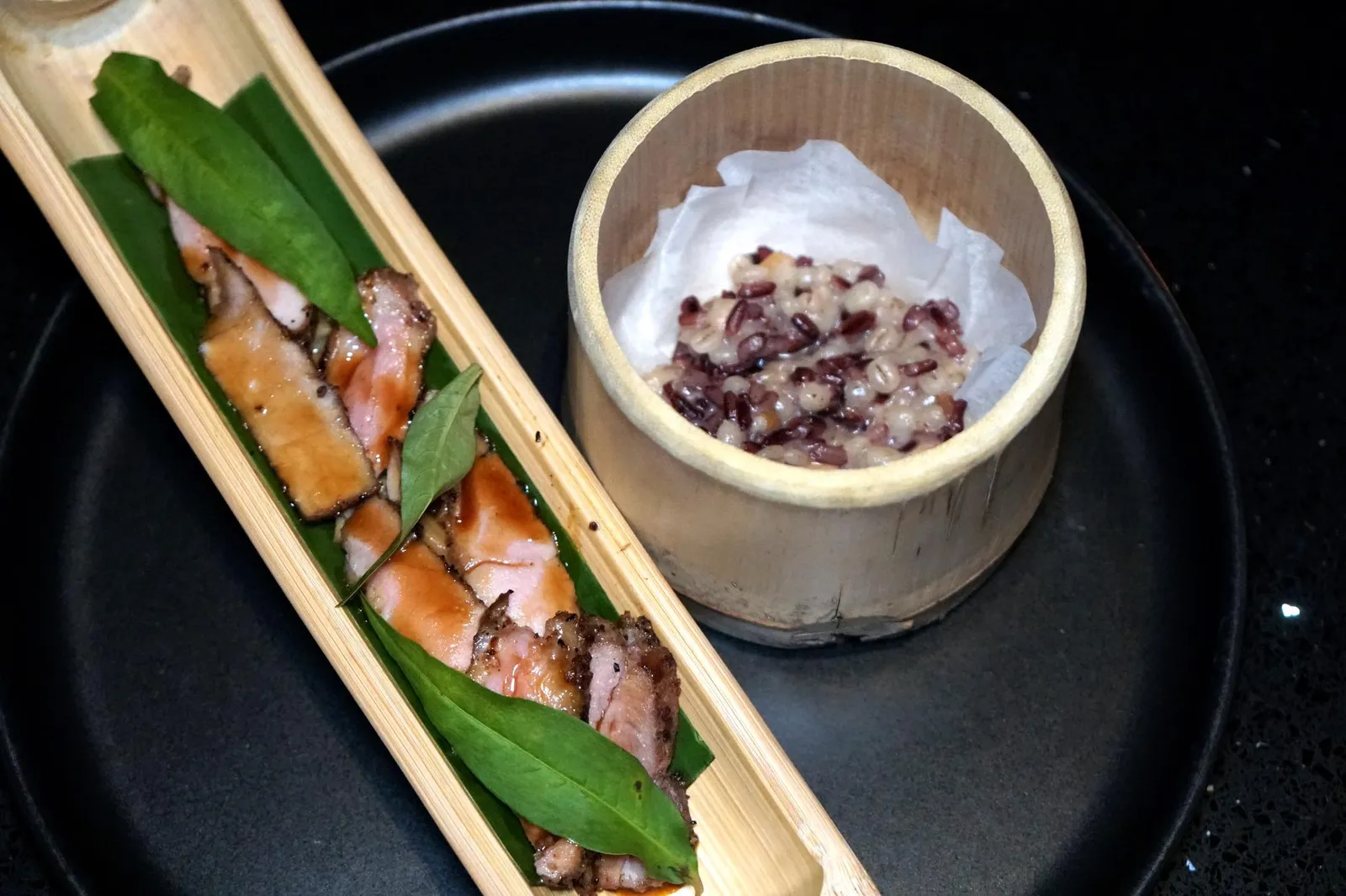 BAMBOO Grilled Pork Collar w/ Seasonal Mushroom, Bamboo Shoot, Koji Sauce, Black Jasmine Rice & Barley Risotto ข้างกันคือข้าวหอมมะลินิลที่เชฟนำไปผัดกับข้าวบาเลย์จนออกมามีเนื้อสัมผัสคล้ายรีซอตโต้แบบอิตาเลียนคือมีความกรุบนิดๆ นอกจากนี้เชฟยังเติมซุปดาชิสไตล์ญี่ปุ่นเเละพาเมซานชีสเข้าไปด้วยเพื่อเป็นตัวเชื่อมรสชาติของข้าวสองชนิด อร่อยมากๆ (13/20)