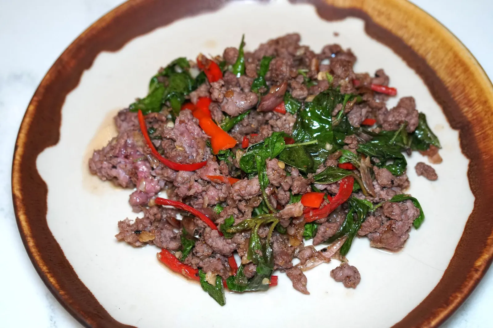 “บ้าน” ผัดกะเพราเนื้อพิเศษดรายเอจ 30 วัน (390++) “Baan” signature stir-fried minced dry-aged beef in spicy holy basil เมนู Signature Dish ที่ดีที่สุดของร้านบ้านคือผัดกระเพราที่เชฟต้นใช้เนื้อวัวจากฟาร์ม Company B ของคุณโต Silly Fool วัวทุกตัวจะถูกเลี้ยงอย่างดีโดยปราศจากการใช้สารเคมีเเละฮอร์โมนก่อนที่จะจัดการด้วยวิธีแบบฮาลาล เชฟต้นนำเนื้อมาดรายเอจเป็นเวลานานถึง 30 วันเพื่อเพิ่มความเข้มข้นทั้งกลิ่น, รสชาติ และตัวตนความเป็นเนื้อ จากนั้นนำมาผัดกับใบยี่หร่าแบบพอสุกทำให้เนื้อยังมีความนุ่มอยู่ทั้งยังส่งกลิ่นหอมชวนทานมากๆ (14/20)