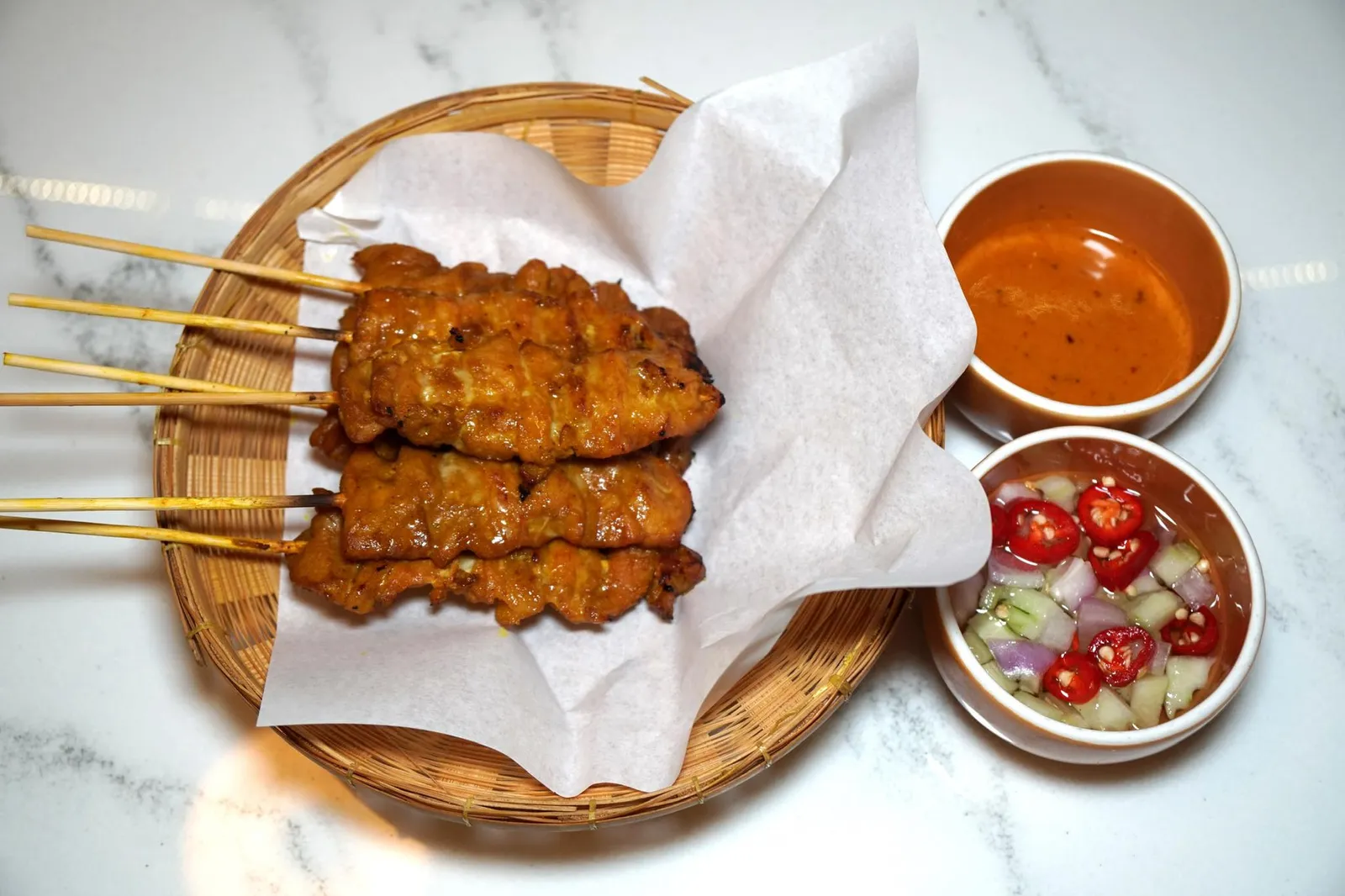 “บ้าน” หมูสะเต๊ะ (290++) Moo Satay – “Baan” signature grilled pork satay หมูสะเต๊ะที่นี่เสิร์ฟมาแบบชิ้นหนาเคี้ยวได้เต็มปากเต็มคำ คลุกกับขมิ้นเเล้วย่างจนสุก เนื้อหมูของ Sloane's คุณภาพดีมากๆ เคี้ยวนุ่ม ส่วนน้ำจิ้มสะเต๊ะที่นี่ค่อนข้างใสและรสชาติอ่อนไปนิด ส่วนน้ำอาจาดมีความเปรี้ยวเเละกลิ่นน้ำส้มสายชูไม่แรงจนเกินไป รสดีเลยทีเดียว (12/20)