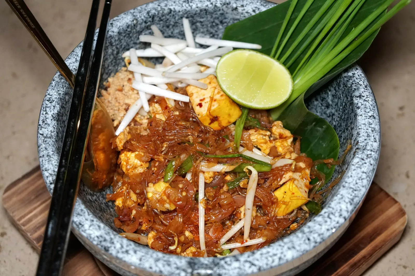 ผัดไทยเมรัย (75++) Pad Thai Mayrai เมนูเริ่มต้นที่นี่คือผัดไทยเมรัย ด้วยความที่จานนี้มีเเต่เต้าหู้ไม่มีเนื้อสัตว์ทำให้เชฟต้นเลือกที่จะเปลี่ยนเส้นจันทน์แบบปกติมาใช้เป็นวุ้นเส้นเเทนเพื่อลดความเลี่ยน เนื้อวุ้นเส้นมีความกรึบนิดๆ ซอสมะขนมรสเปรี้ยวอมหวาน มีถั่วบด ถั่วงอกที่หั่นหัวเเละปลายออก บีบมะนาวก่อนทาน อร่อยใช้ได้เลยทีเดียว (13/20)
