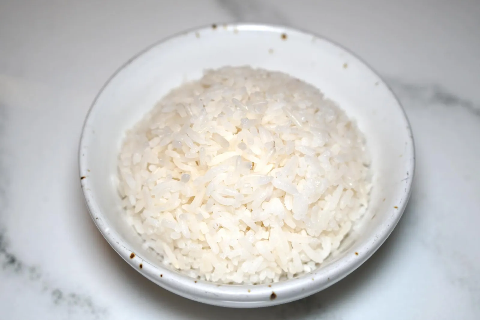 ข้าวสวย (50++) Organic Jasmine rice ข้าวหอมมะลิที่นี่เลือกใช้ข้าวออร์แกนิคจากจากไร่ทองในจังหวัดศรีษะเกศ เสิร์ฟมาร้อนๆ จะทานกับแกงหรือผัดกระเพราก็อร่อย