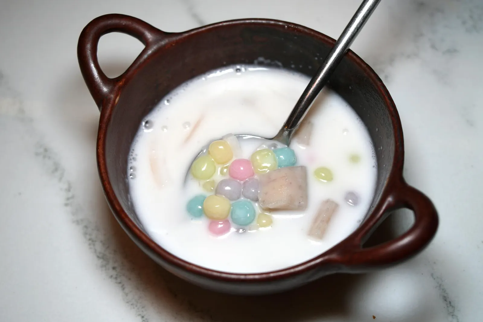 บัวลอยเผือก (150++) Taro balls in coconut cream สุดท้ายคือเมนูอลาคาร์ทที่เราสั่งมาทานเองอย่างบัวลอยหลากสี เนื้อสัมผัสหนึบพอใช้ได้ ทานกับเผือกต้มนุ่มๆ และน้ำกะทิหวานๆ มันๆ (11/20)