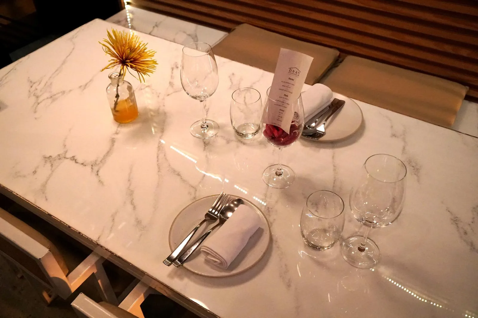 ภายในตกแต่งแบบ Casual Dining มีขนาดไม่ใหญ่มาก โต๊ะลายหินอ่อนสะท้อนกับเเสงไฟสีส้มที่ส่องมาจากโคมไฟบนเพดาน