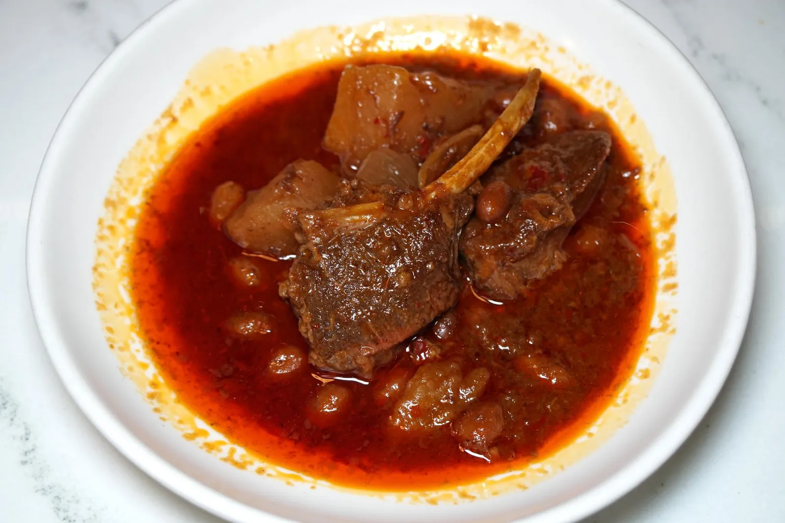 “บ้าน” มัสมั่นแกะตุ๋น (590++) “Baan” signature Massaman curry with braised lamb belly ห้ามพลาดที่จะลองชิมมัสมั่นเนื้อเเกะที่เชฟต้นได้มาจากฟาร์ม Company B เนื้อแกะที่นี่ถูกเลี้ยงด้วยนมแม่จนถึงระยะหนึ่ง จากนั้นจะถูกเลี้ยงต่อด้วยผลไม้อีกสองอาทิตย์ก่อนนำไปจัดการด้วยวิธีฮาลาล เชฟต้นนำเนื้อลูกแกะไปตุ๋นข้ามคืนถึง 2 คืนจนเนื้อนุ่ม กลิ่นสาบเเกะไม่แรงจนเกินไป (แต่ยังมีให้พอสัมผัสได้) ส่วนเครื่องแกงทางร้านก็ตำเองทั้งหมด รสชาติที่ออกมาเป็นเป็นมัสมั่นเเบบไทยๆ เนียน นุ่ม หอมสมุนไพรต่างๆพอใช้ได้ (13/20)