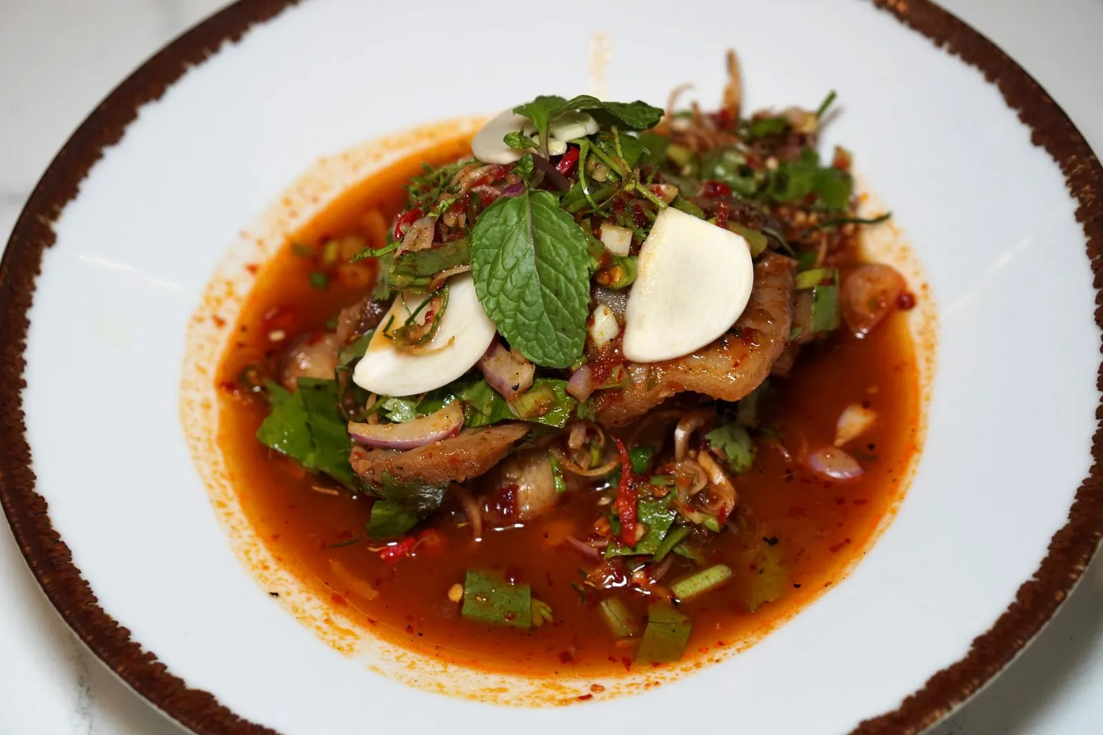 “บ้าน” พล่าคอหมูย่าง (350++) Pra Kor Moo Yang – “Bann” signature spicy grilled pork jawl salad พล่าคอหมูย่างก็ใช้เนื้อหมูจาก Sloane's ทำให้มีส่วนไขมันติดมาไม่มากจนเกินไป เนื้อหมูนุ่มมากๆ น้ำพล่ารสชาติจัดจ้าน เปรี้ยว หวาน เค็ม เผ็ด ถึงเครื่อง ทั้งยังได้ความกรอบของตะไคร้ซอย หอมแดง กระเทียมอีก สุดยอดสมกับเป็น Signature Dish จริงๆ (13/20)
