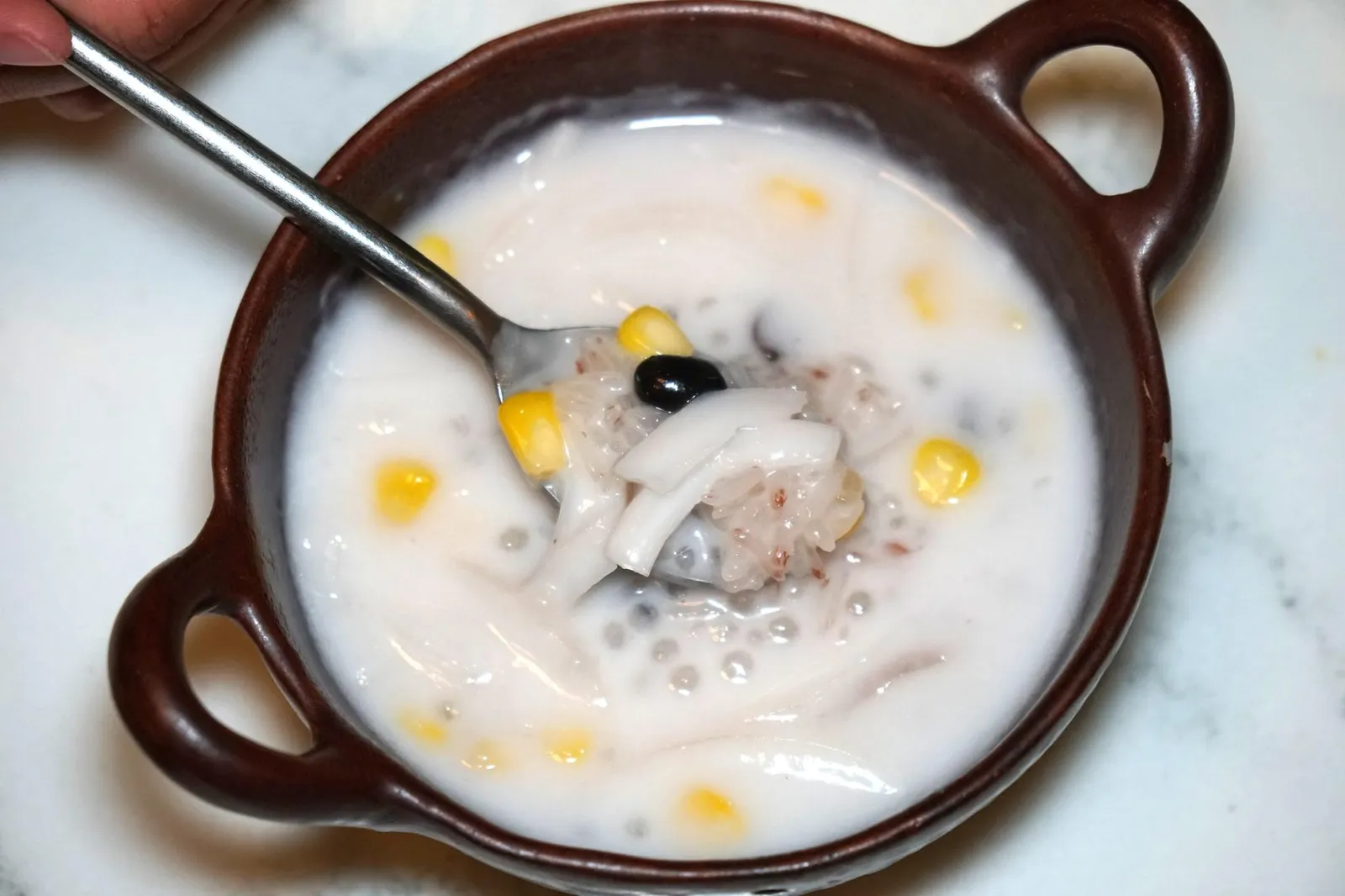 สาคูข้าวเหนียวถั่วดำ (150++) Tapioca sticky rice with black bean in coconut cream ถัดมาคือสาคูทำจากแป้ง เนื้อสัมผัสนุ่มหนึบ ยังมีข้าวเหนียวมูนรสเลิศ ถั่วดำ ข้าวโพด เนื้อมะพร้าว และน้ำกะทิหวานมัน อร่อยสมราคา (13/20)