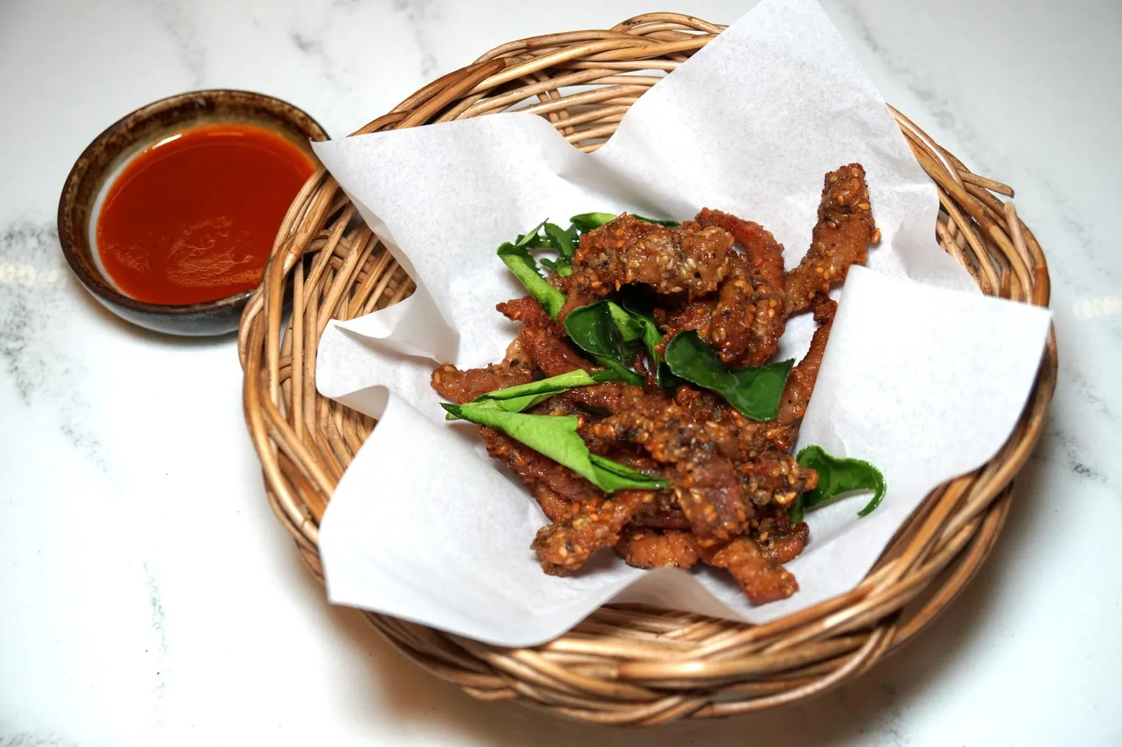 “บ้าน” หมูแดดเดียว (250++) Moo Dad Deaw – “Baan” signature sun-dried pork จานนี้คือ ”หมูเเดดเดียว“ เนื้อหมูที่นี่ได้มาจาก Sloane's ฟาร์มที่มีเชฟโบเเละเชฟ Dylan (เจ้าของร้าน Bo.lan) เป็นหุ้นส่วนอยู่ หมูทุกตัวจะถูกเลี้ยงด้วยนมแม่ตามธรรมชาติ เลี้ยงปล่อยอิสระเท่านั้น หลังจากได้เนื้อมาเชฟต้นนำไปตากเเดด จากนั้นนำไปหมักคลุกกับงาขาวเเล้วทอดจนสุก ต่างจากหมูแดดเดียวทั่วไปที่มักทำออกมาแห้งเเละเหนียว ที่นี่เนื้อหมูนุ่มอร่อย แป้งด้านนอกกรอบ ทั้งยังมีอัตราส่วนเทียบกับเนื้อหมูก็พอดีมากๆ เสิร์ฟมากับซอสพริกศรีราชาโฮมเมดรสชาติจัดจ้าน (13/20)