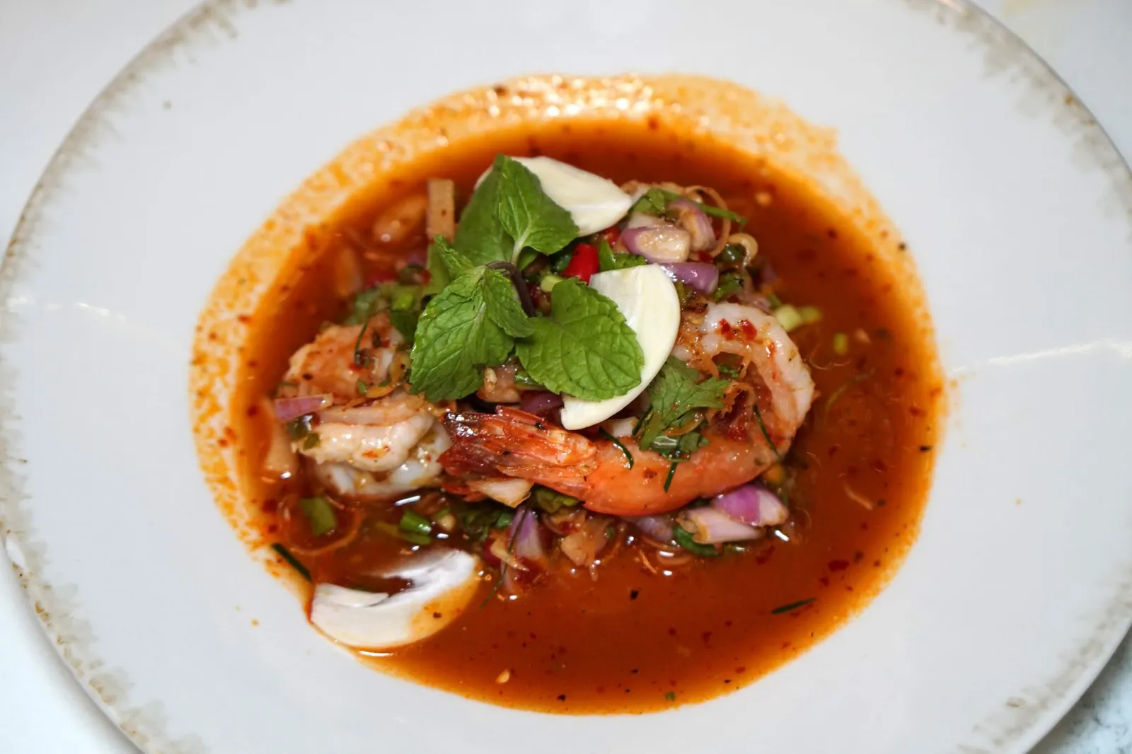 พล่ากุ้ง (350++) Pra Kung – Spicy shrimp salad พล่ากุ้งเองใช้เครื่องพล่าแบบเดียวกันกับพล่าคอหมูย่างเเต่น้ำพล่าจะไม่ได้ซึมเข้าเนื้อได้เท่ากับจานก่อนหน้า กุ้งที่นี่ได้มาจากการประมงแบบยั่งยืนที่หมู่บ้านชาวประมงเล็กๆในจังหวัดประจวบคีรีขันธ์ ซึ่งจะคัดเฉพาะกุ้งที่ตัวโตเต็มที่ทำให้มีขนาดค่อนข้างใหญ่ เนื้อเด้ง สุกกำลังดี อย่างไรก็ตามการให้กุ้งมา 3 ตัวเทียบกับราคาเรารู้สึกว่าน้อยไปนิด (12/20)