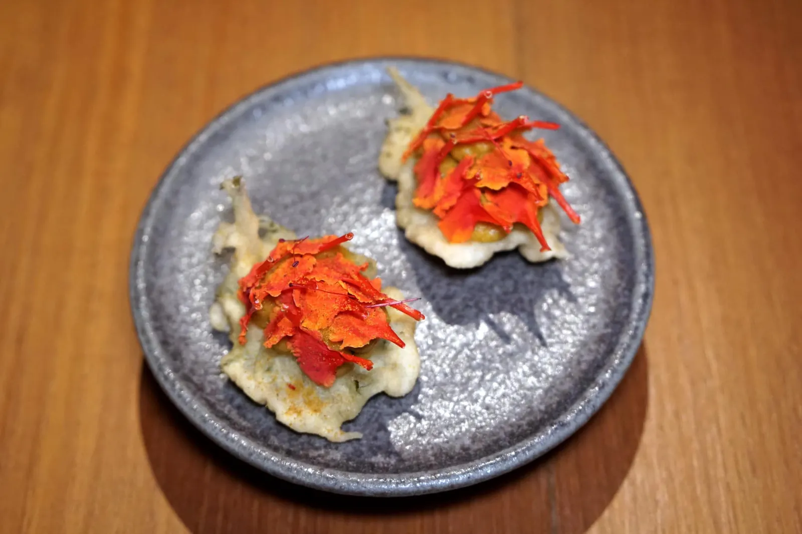 Understand. Curly kale tempura, butternut pumpkin XO สุดท้ายคือ U ซึ่งย่อมาจาก Understand เเสดงถึงความเข้าใจในการเลือกใช้วัตถุดิบแต่ละฤดูกาล เป็น “เทมปุระ” ที่ได้จากการนำคะน้าใบหยิกจากฟาร์มของร้านซึ่งตั้งอยู่ไม่ไกลจากหาดไม้ขาวไปทอดจนกรอบ เราเเอบติดตรงเนื้อสัมผัสของเทมปุระทำออกมาเเข็งไปเล็กน้อย จับคู่กับครีมฟักทองน้ำเต้าปรุงออกมาในสไตล์ซอส XO องค์ประกอบสุดท้ายด้านบนคือดอกหางนกยูงตกเเต่งให้อมูสบูชคำนี้มีสีส้มสวยงาม (14/20)