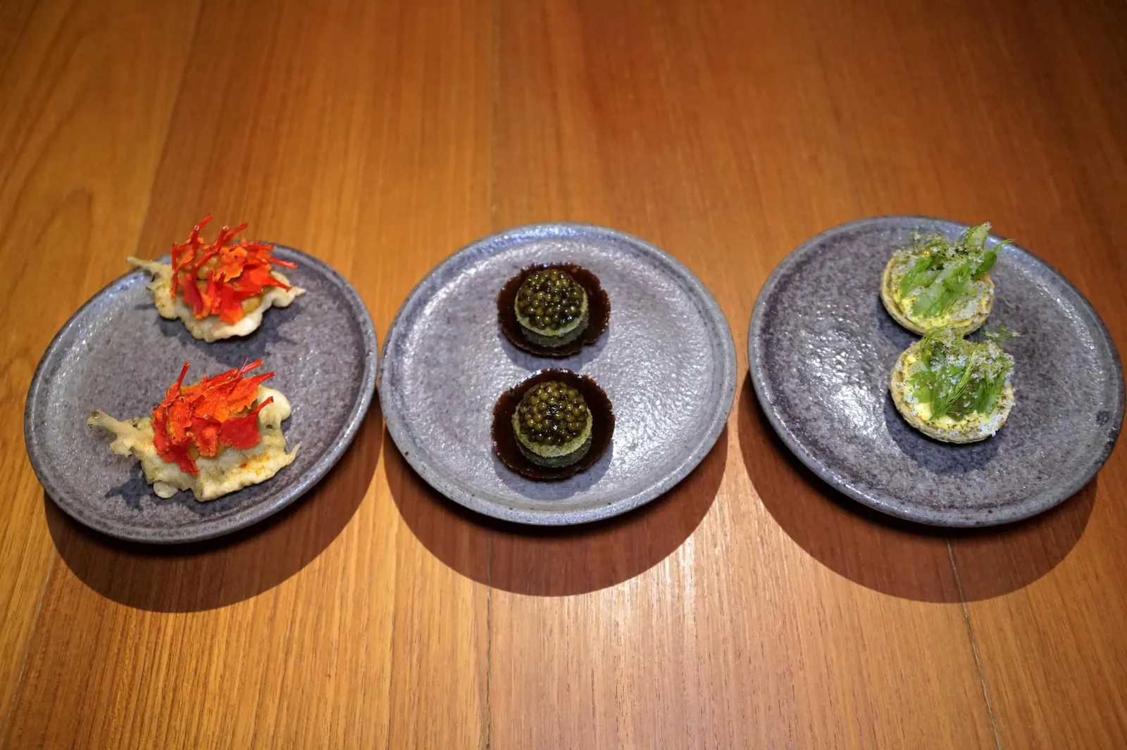 Amuse-bouche เริ่มต้นมื้ออาหารด้วยอมูสบูช 3 อย่าง นำเสิร์ฟมาพร้อมกัน เเต่ละจานเป็นตัวเเทนของอักษรย่อจากชื่อร้าน PRU คือ Plant, Raise และ Understand