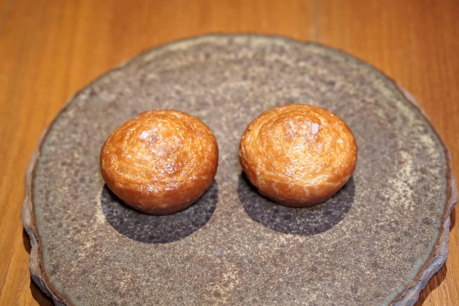 เมนคอร์สทั้งสองจานเสิร์ฟมาพร้อมกับ Brioche Bun กรอบนอกนุ่มในให้ทานคู่กันกับเนื้อสัตว์นั่นเอง