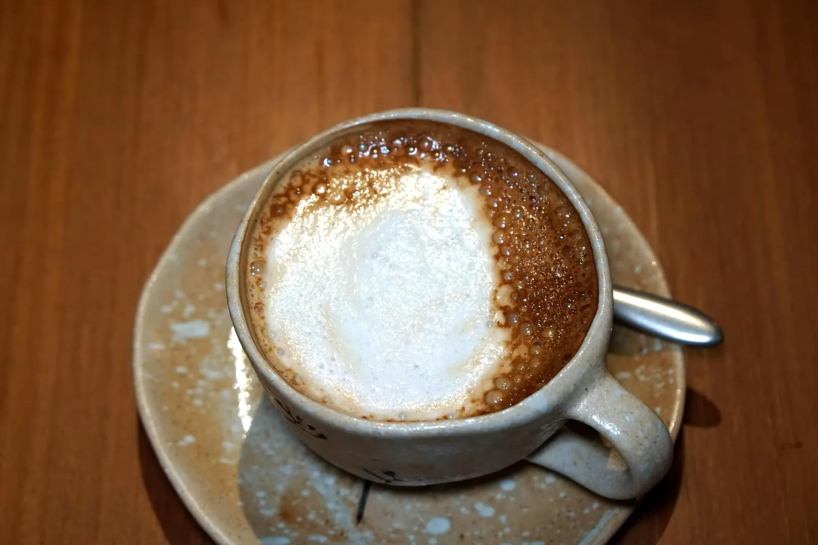Organic coffee from the North of Thailand roasted daily in Surin Beach, Phuket (220++) Espresso, Ristretto, Machiato, Americano, Latte, Cappuccino, Mocha แนะนำให้ลองสั่งกาแฟ Caffe Latte มาดื่มคู่กับ Petit Six ของทางร้านซึ่งคัดกาแฟคุณภาพสูงจากจังหวัดเชียงใหม่มาผ่านกระบวนการ Double roasted ทุกวันจากหาดสุรินทร์ในอำเภอเชิงทะเลแล้วส่งตรงมายังร้าน PRU