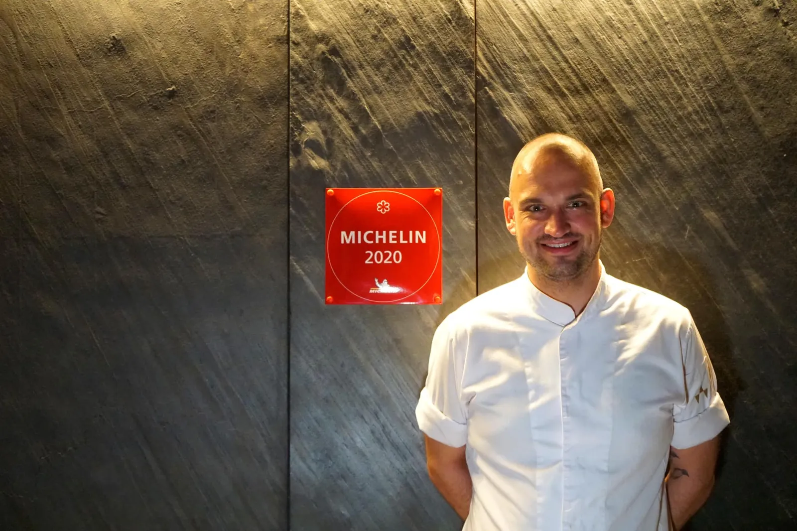 เชฟ Jim Ophrost เกิดและเติบโตที่ประเทศเนเธอแลนด์ หลังจากจบการศึกษาจาก Smink Culinair เชฟ Jimmy ตัดสินใจเดินทางข้ามน้ำข้ามทะเลมารับงานเป็น Sous Chef ให้กับห้องอาหาร Seafood at Trisara เมื่อราวๆ 8 ปีก่อน และย้ายงานไปมาระหว่างประเทศไทยและเนเธอแลนด์อยู่พักหนึ่ง แม้ว่าเชฟ Jimmy จะไม่เคยทำงานในร้านระดับ Michelin Star มาก่อนแต่ด้วยฝีมือและพรสวรรค์ทำให้เชฟมีโอกาสร่วมงานกับห้องอาหาร Gaggan เป็นระยะเวลาสั้นๆราว 6 เดือน และอาศัยช่วงเวลานั้นซึมซับเทคนิคการปรุงอาหารชั้นสูงรวมไปถึงเทคนิคโมเลกุลสมัยใหม่ก่อนที่ในช่วงปลายปี 2014 จะย้ายกลับมารับตำแหน่ง Chef de Cuisine ให้กับ Trisara Resort ถัดมาอีก 2 ปี ห้องอาหาร PRU ได้ถือกำเนิดขึ้นโดยมีเชฟ Jimmy ดำรงตำแหน่ง Head Chef ควบคุมทุกอย่างในห้องอาหารตั้งแต่การคัดเลือกวัตถุดิบไปจนถึงการจัดแต่งจานก่อนนำเสิร์ฟ