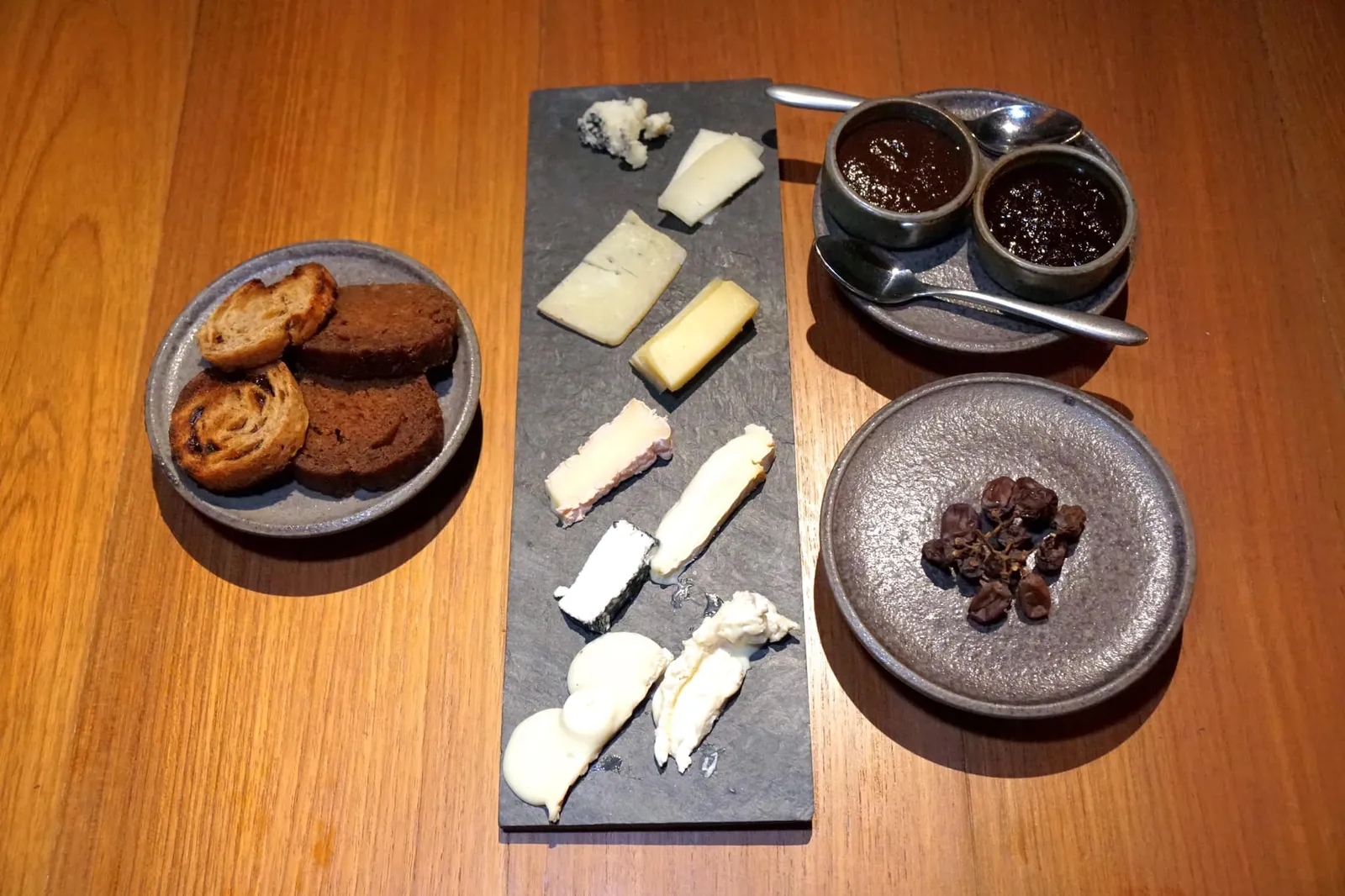 Artisan cheese from Thailand ชีสทั้งหมดถูกเสิร์ฟมากับ Chutney สองชนิดคือชัทนีย์องุ่นและแอปเปิ้ลซินนามอน ขนมปังขิง ขนมปังผลไม้ และองุ่นแห้งจากภาคเหนือ ชีสทุกอย่างถูกคัดสรรค์มาอย่างดีโดยเฉพาะ Soft Cheese ที่ทานแล้วรู้สึกว่าสามารถเทียบเคียงได้กับชีสระดับสูงในยุโรปเลยทีเดียว (17/20)