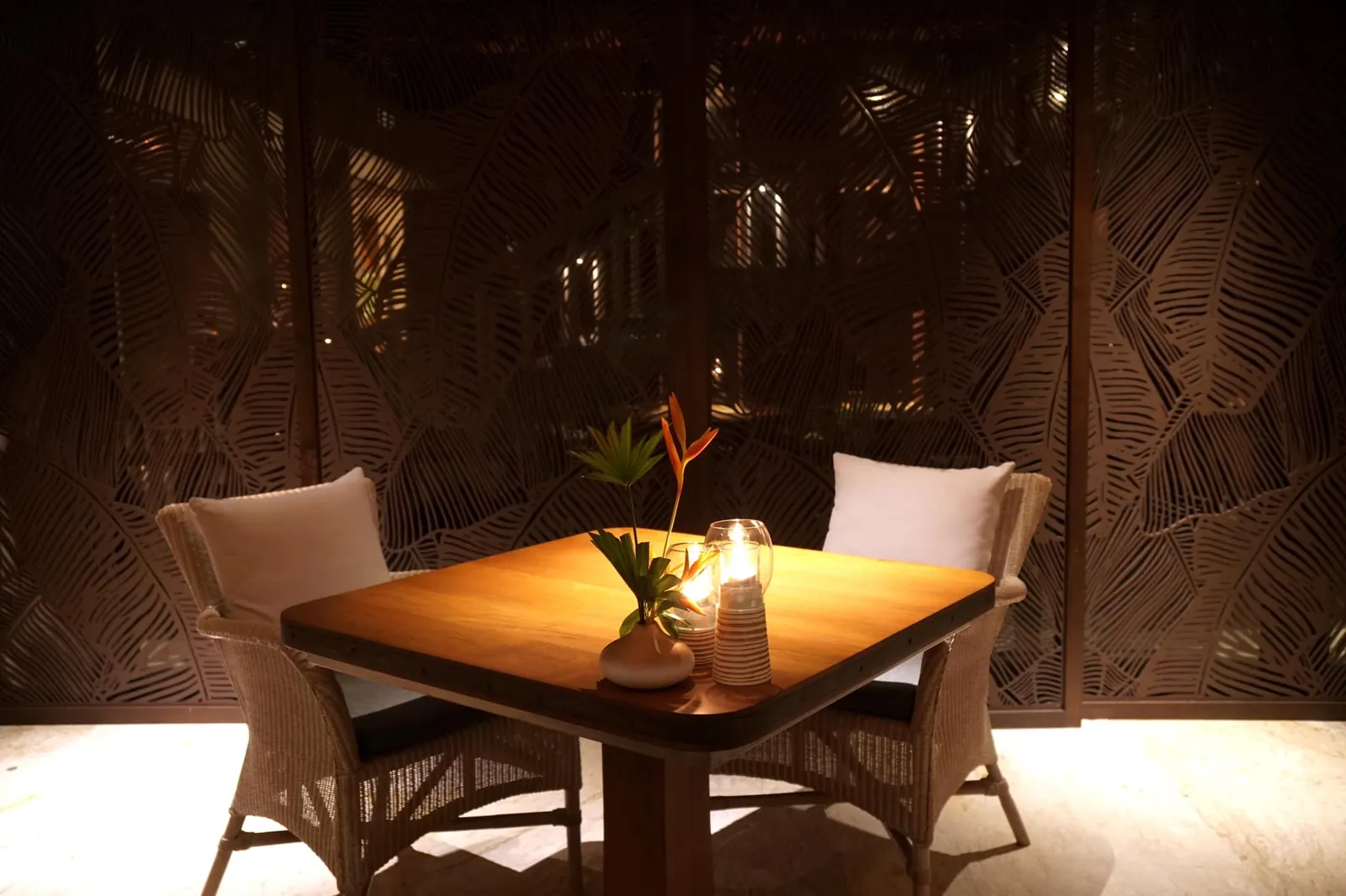 การบริการอยู่ในเกณฑ์ดีเลิศสมกับเป็นห้องอาหารระดับ Fine Dining แต่ยังแฝงความเป็นกันเองทำให้การทานอาหารดูไม่ทางการจนเกินไป