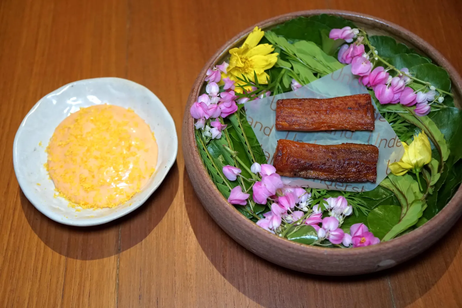 Cooked in the soil they came from Carrot and hollandaise ถัดมาคือคอร์สพิเศษที่ไม่มีอยู่ในเซ็ทเมนูปกติแต่เป็นจานที่เคยได้รับการขนานนามให้เป็น Signature Dish จานเเรกๆของร้าน เชฟ Jimmy ใช้แครอทออร์แกนิคที่ปลูกในฟาร์ม PRU JAMPA ปอกเปลือกออกแล้วนำไปห่อด้วยใบตอง จากนั้นนำไปฝังใต้ดินแล้วสุมไฟด้วยถ่านไม้ที่ด้านบนเพื่อทำให้แครอทสุกโดยใช้ดินเป็นตัวนำความร้อนนานราวๆ 6-8 ชั่วโมง แครอทจะมีเนื้อสัมผัสที่นุ่ม มีกลิ่นหอมจากใบตองและควันไม้ ทานกับซอส Hollandaise ที่มีส่วนผสมของน้ำเปลือกแครอทหมักเป็นระยะเวลา 1 เดือนผสมกับไข่แดงออร์แกนิค ผ่านความร้อนเพียงชั่วครู่จนได้ซอส Hollandaise ที่มีกลิ่นหอม นวล ละมุนลิ้น เพิ่มมิติทางรสชาติด้วยการขูดไข่แดงเค็มโรยเอาไว้ที่ด้านบนทำให้มีรสเค็มเบาๆให้พอตัดกับความครีมมี่ของซอส เป็นจานที่เเสดงถึงธรรมชาติของวัตถุดิบออกมาได้อย่างไร้ที่ติ ทั้งยังบ่งบอกอัตลักษณ์และแสดงถึงความเป็นดัตช์ของเชฟออกมาได้น่าประทับใจมากจริงๆ (16/20)