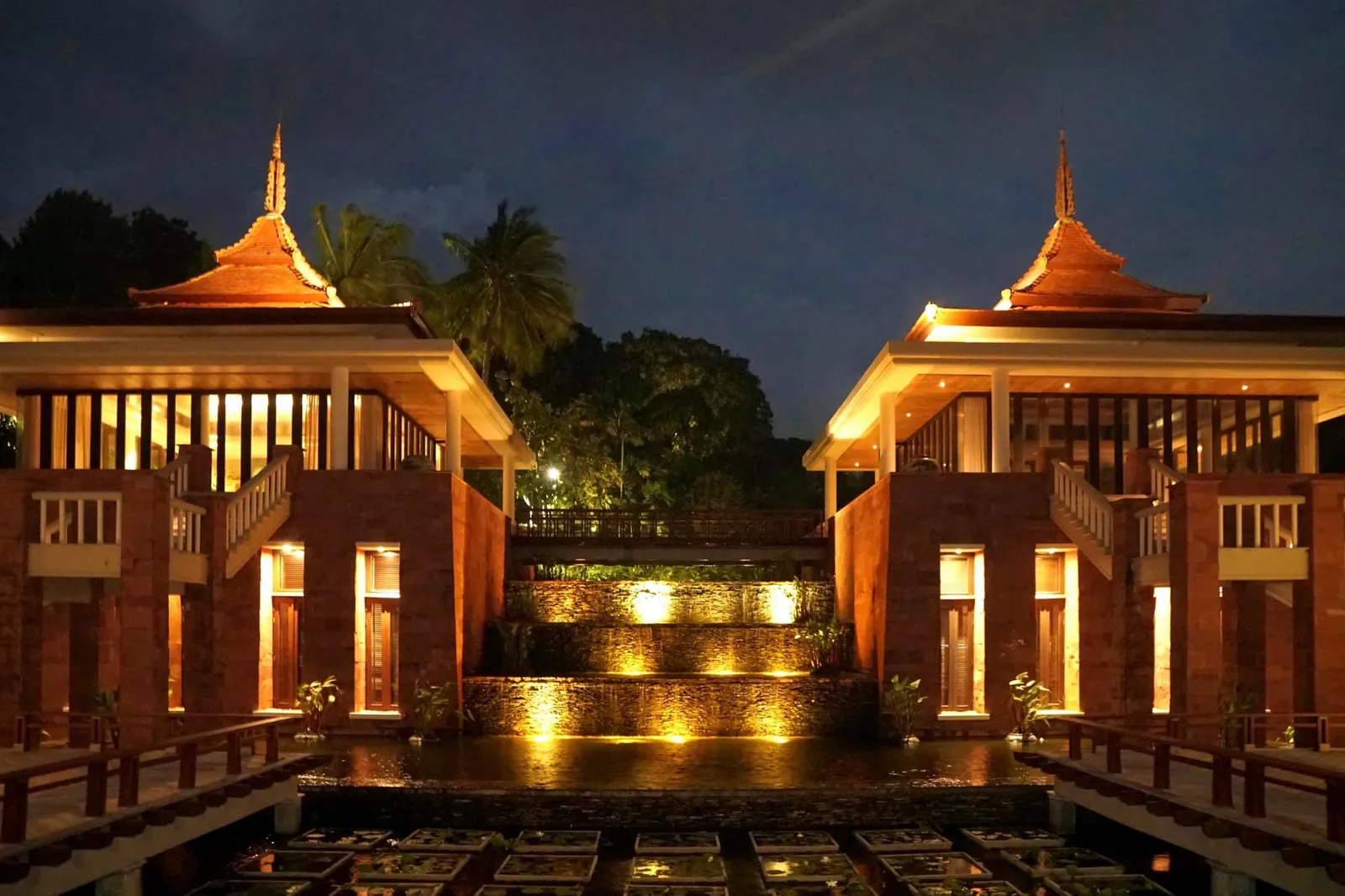 ใครที่มาถึงช่วงเย็นสามารถชมวิวดวงอาทิตย์ลับขอบฟ้าที่ชายหาดส่วนตัวของโรงแรมซึ่งตั้งอยู่หน้าร้านพอดิบพอดี