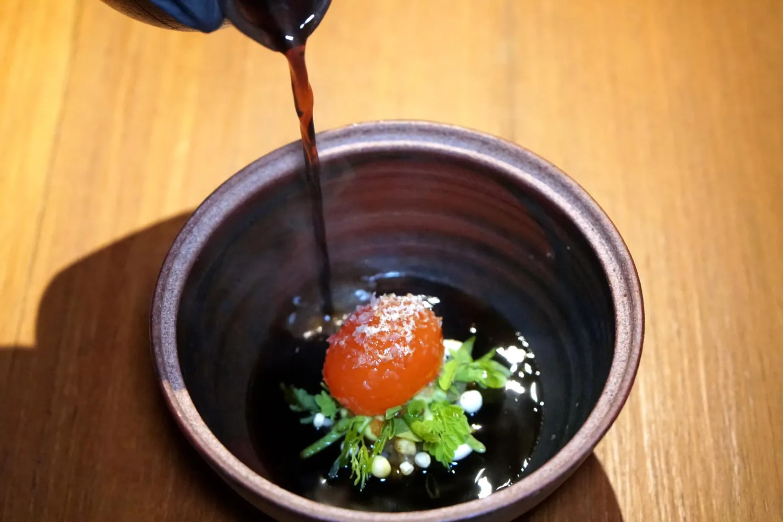 Inspired by a Chaiya treat, sourced at Pru Jampa Pickled duck egg ตัวน้ำซอสมีสีน้ำตาลเข้มเนื่องจากเป็น Mushroom based sauce ทำมาจากเห็ดและวัตถุดิบล้ำค่าอย่าง Phuket Abalone หรือหอยเป๋าฮื้อท้องถิ่นจากฟาร์มชื่อดังบนเกาะสิเหร่ ความพิเศษของฟาร์มนี้คือคุณลุงเจ้าของฟาร์มชาวพังงามีแรงบันดาลใจในการทำประมงแบบยั่งยืนสูงมากๆโดยคุณลุงจะเลี้ยงหอยจนโตเเล้วส่งขายเพียง 20% ของจำนวนทั้งหมด ส่วนที่เหลืออีก 80% จะปล่อยกลับลงทะเล น้ำซุปมีรสชาติน่าสนใจคือมีรสชาติเข้มข้นเกือบจะคล้ายซุปไก่ มีเอกลักษณ์เฉพาะตัว มีความอุมามิ มีกลิ่นหอม เชื่อเลยว่ารสของน้ำซุปจะมีคนที่ทั้งชอบและไม่ชอบอย่างเเน่นอน เเต่ส่วนตัวเเล้วเราชอบมาก (17/20)