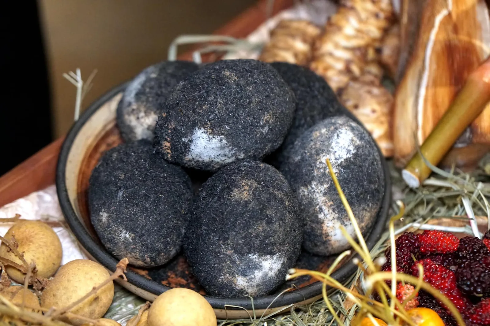 Inspired by a Chaiya treat, sourced at Pru Jampa Pickled duck egg วัตถุดิบหลักของอาหารคอร์สถัดไปคือไข่เค็มไชยา จากอำเภอไชยา จังหวัดสุราษฎร์ธานีนั่นเอง (17/20)