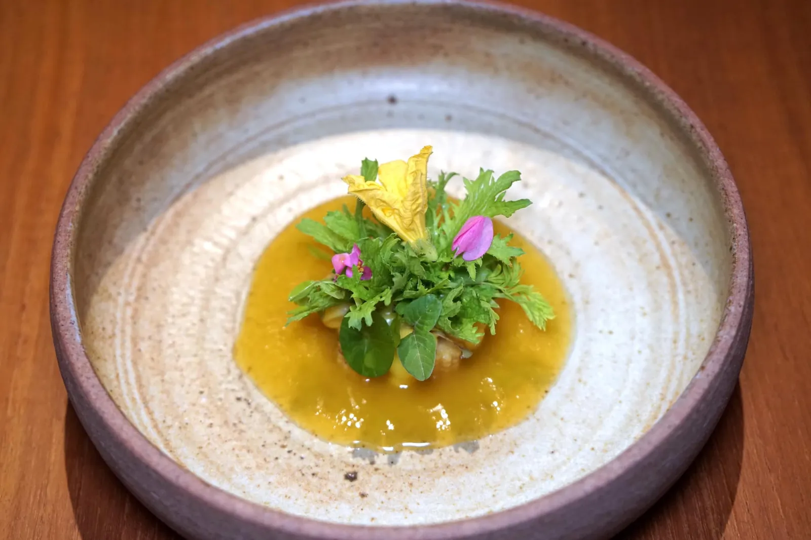 A walk through the forest of PRU Jampa Grilled baby corn with yellow passion fruit vinaigrette อมูสบูชจานสุดท้ายเสิร์ฟมาเป็นจานเเยกโดยใช้ชื่อว่า A walk through the forest of PRU Jampa เชฟ Jimmy เลือกใช้ “ข้าวโพดอ่อน” หั่นมาเป็นชิ้นๆรองไว้ด้านล่างซึ่งมีความกรอบเป็นเนื้อสัมผัสหลักของจาน ข้างบนคือผัก สมุนไพร และดอกไม้ของไทยหลายชนิดที่เติบโตในฟาร์มพรุจำปา จบด้วยการราดซอสที่ทำมาจาก “เสาวรสพันธุ์สีเหลือง” ท้องถิ่นซึ่งจะมีรสชาติเปรี้ยวจัดมากกว่าเสาวรสทั่วๆไป ช่วยกระตุ้นความอยากอาหารให้มากขึ้นไปอีก (16/20)